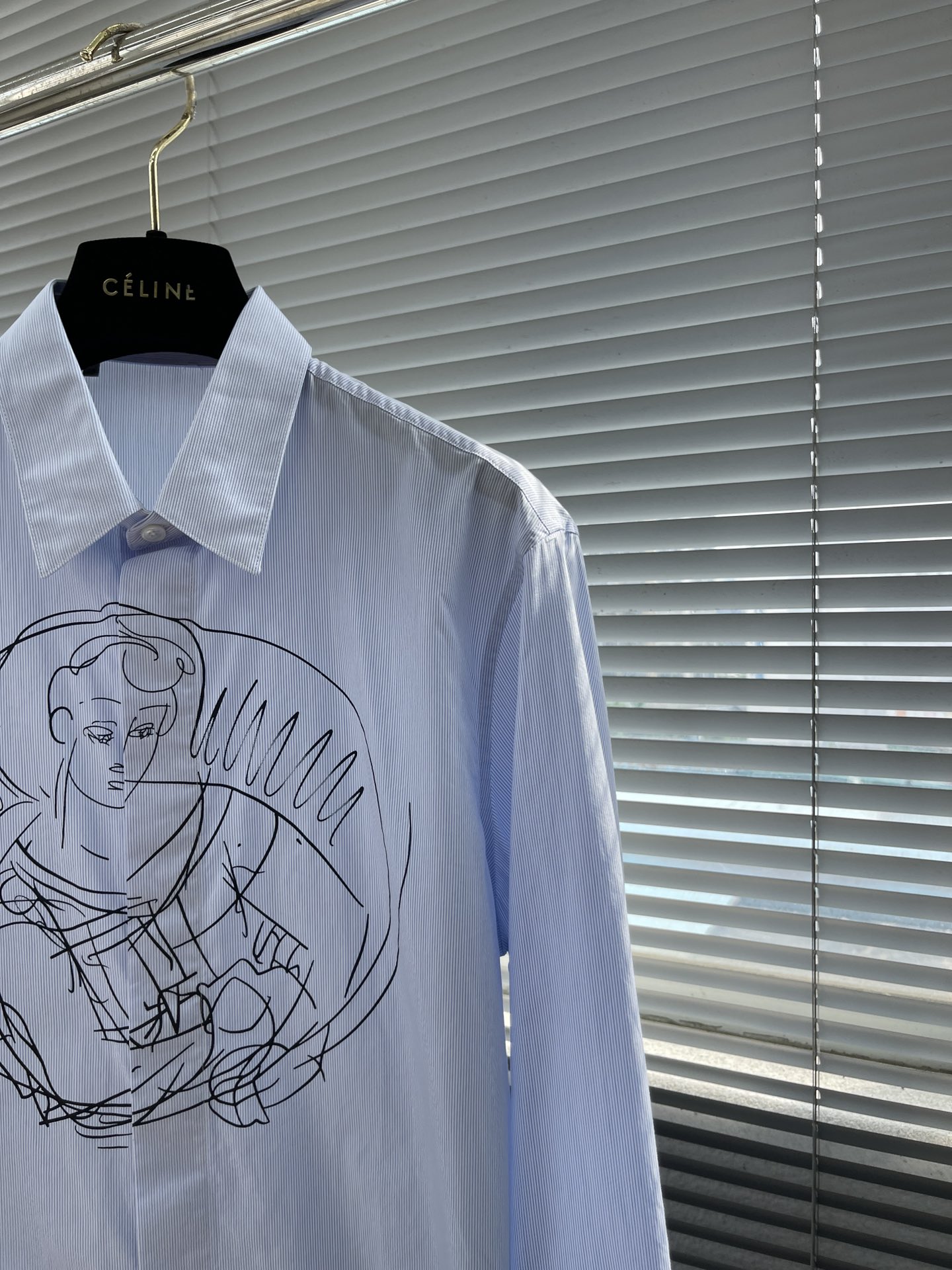 -Dio 早秋条纹图案印花棉府绸衬衫。暗扣款贝壳扣，面料质感不错，面料舒适透气。尺码:38/39/40/