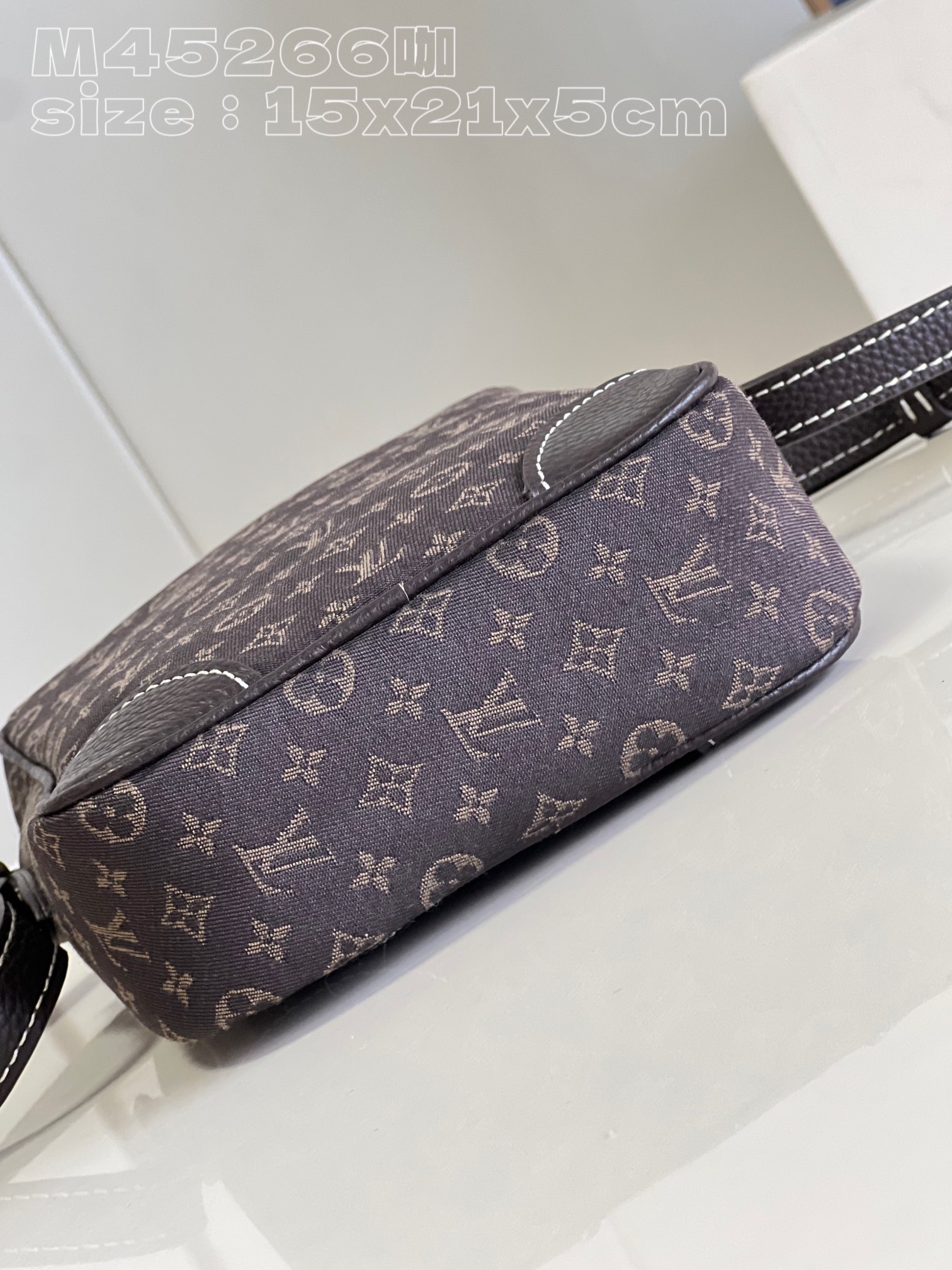 顶级原单M45266咖经典斜挎包男士邮差包相机包以Monogram提花丹宁布释放闲适意味搭配牛皮革饰边M