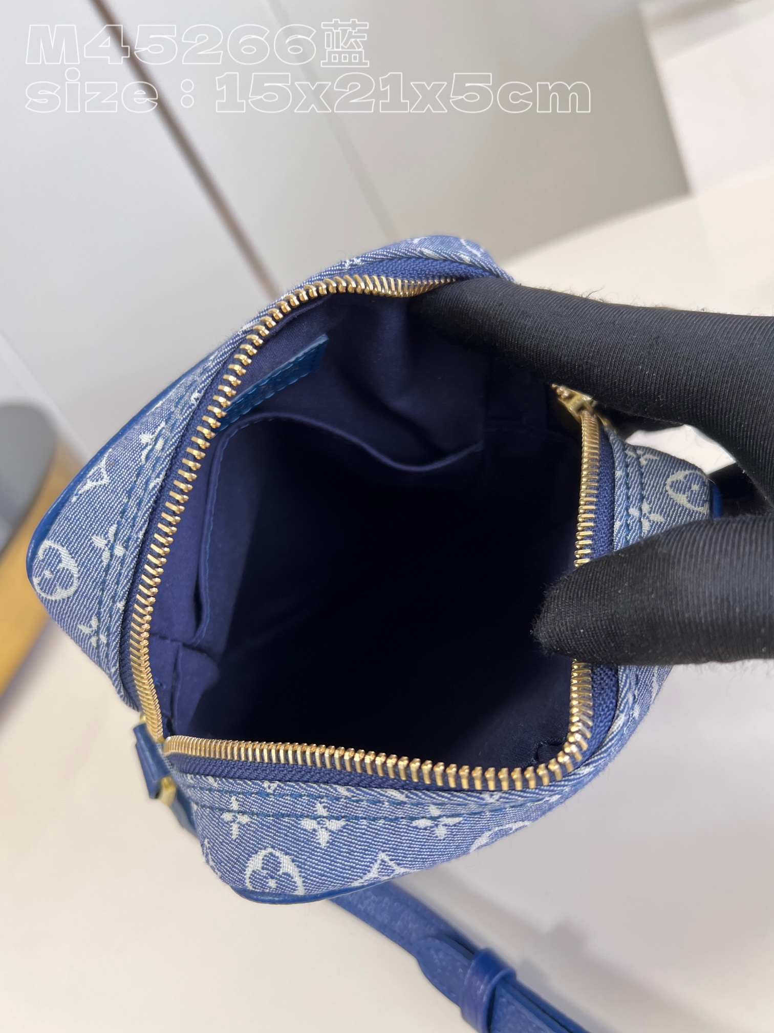 顶级原单M45266蓝经典斜挎包男士邮差包相机包以Monogram提花丹宁布释放闲适意味搭配牛皮革饰边M