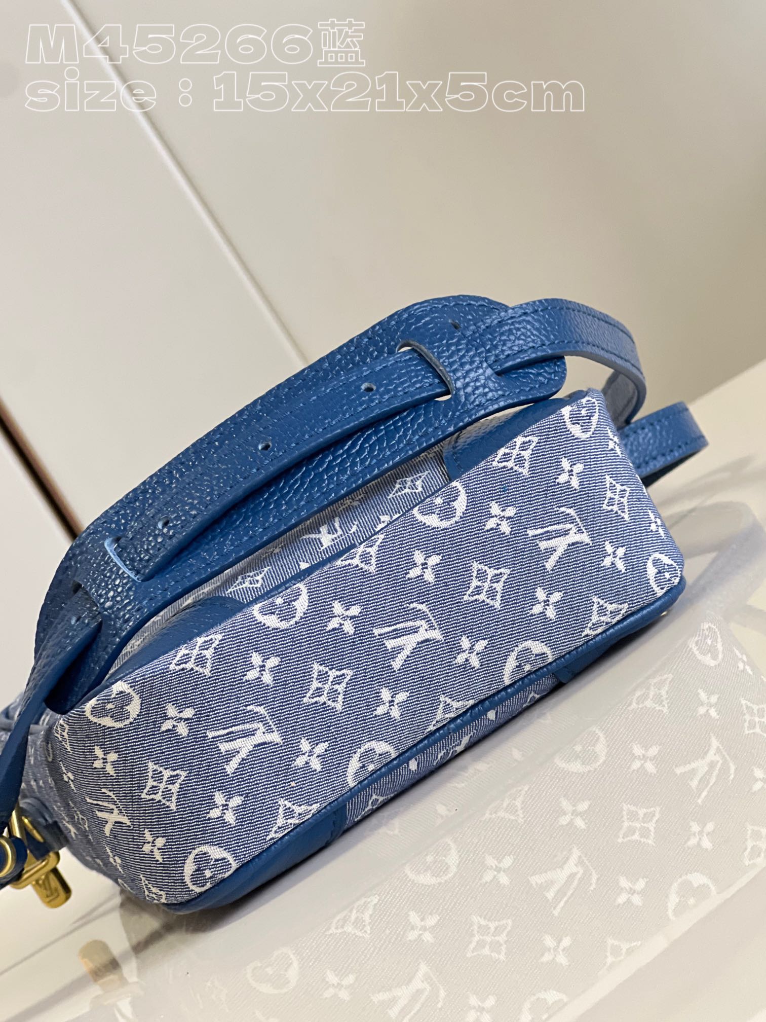 顶级原单M45266蓝经典斜挎包男士邮差包相机包以Monogram提花丹宁布释放闲适意味搭配牛皮革饰边M
