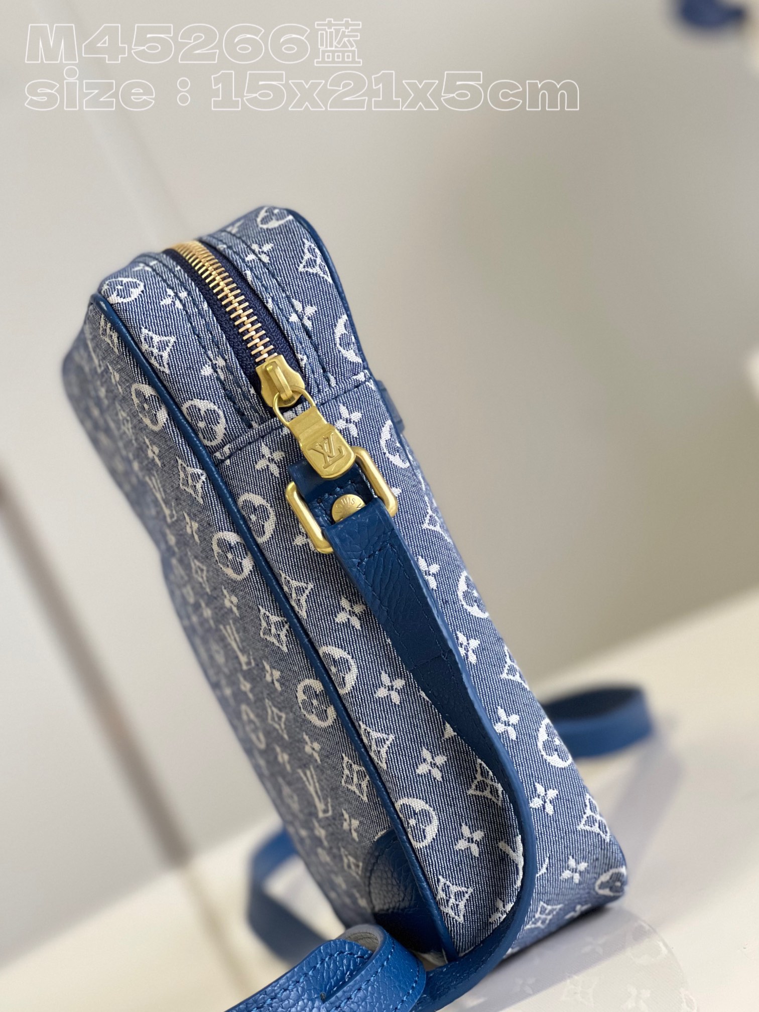 顶级原单M45266蓝经典斜挎包男士邮差包相机包以Monogram提花丹宁布释放闲适意味搭配牛皮革饰边M