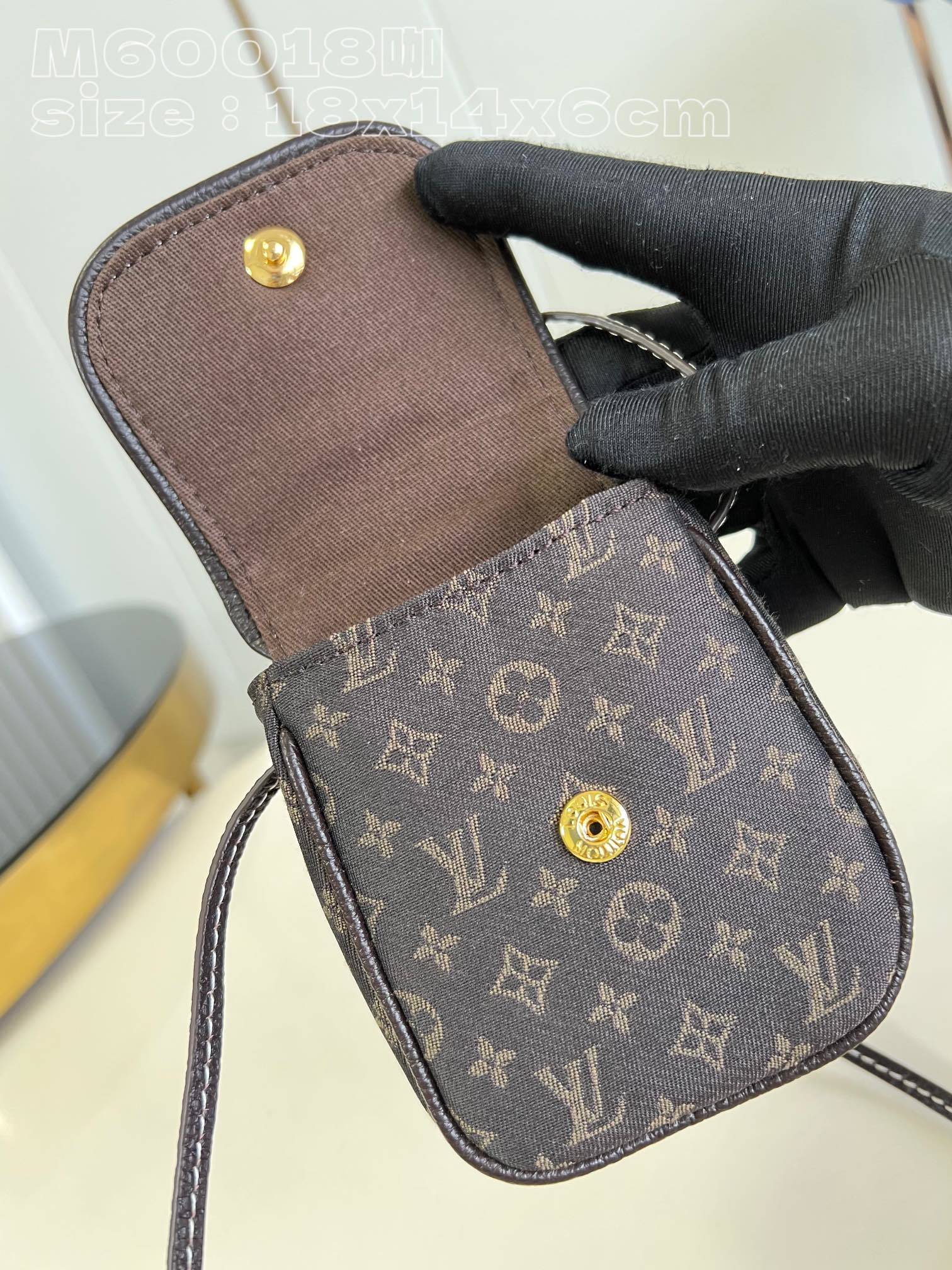 顶级原单M60018咖迷你口红包系列有着高颜值复的古文艺气息今年的大火老的花元素秋冬搭配的真超奶思早在世