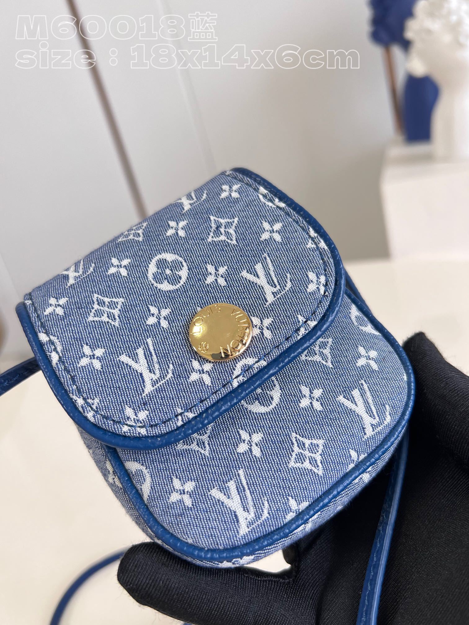 顶级原单M60018蓝迷你口红包系列有着高颜值复的古文艺气息今年的大火老的花元素秋冬搭配的真超奶思早在世