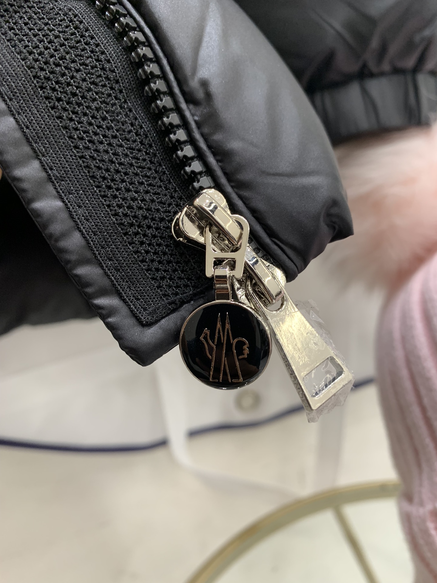 🆕Moncler 女士Glements 短款羽绒服码数：1-2-3-4由回收的闪亮长椅saison制成再