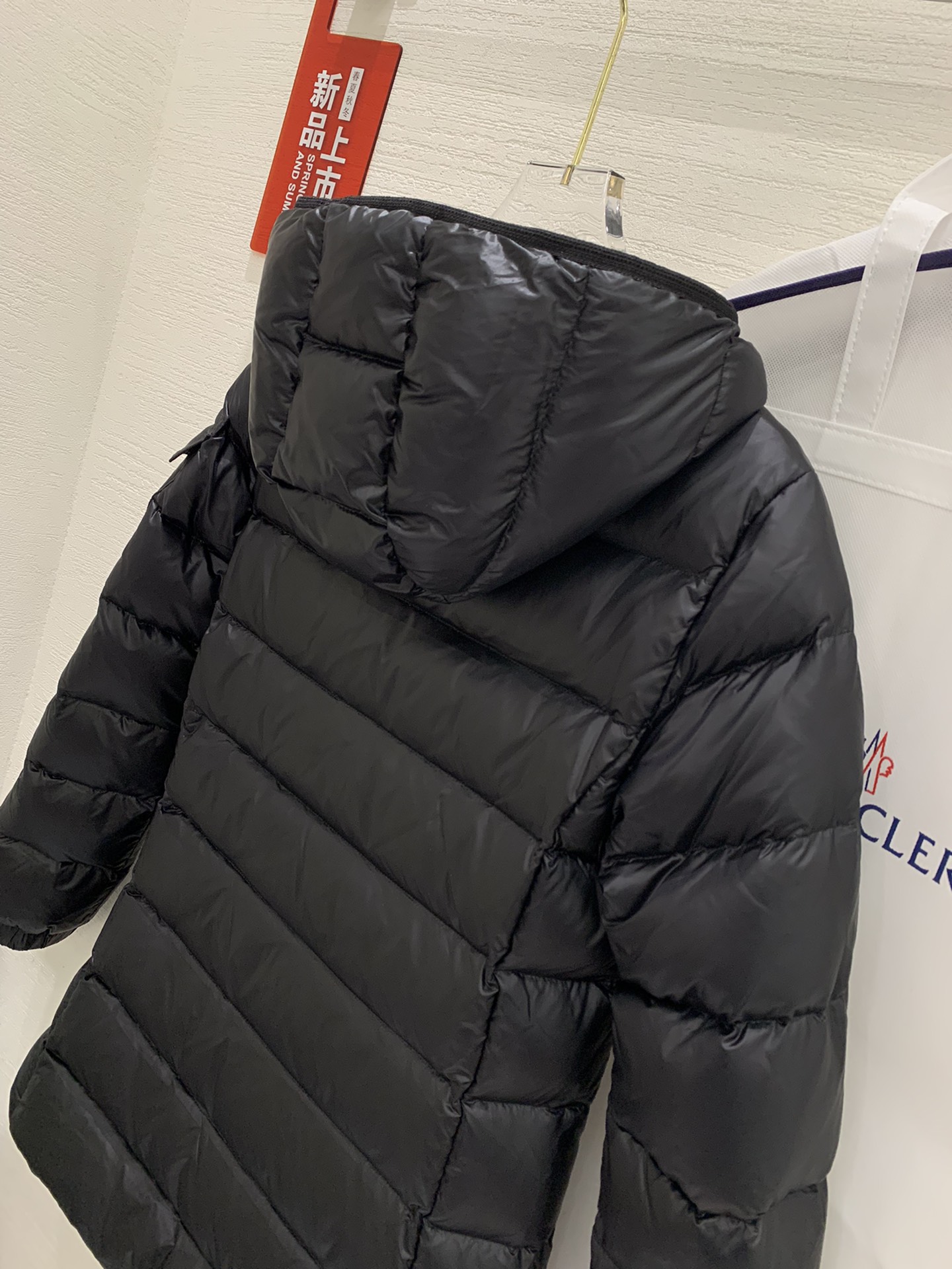 🆕Moncler 女士Glements 短款羽绒服码数：1-2-3-4由回收的闪亮长椅saison制成再
