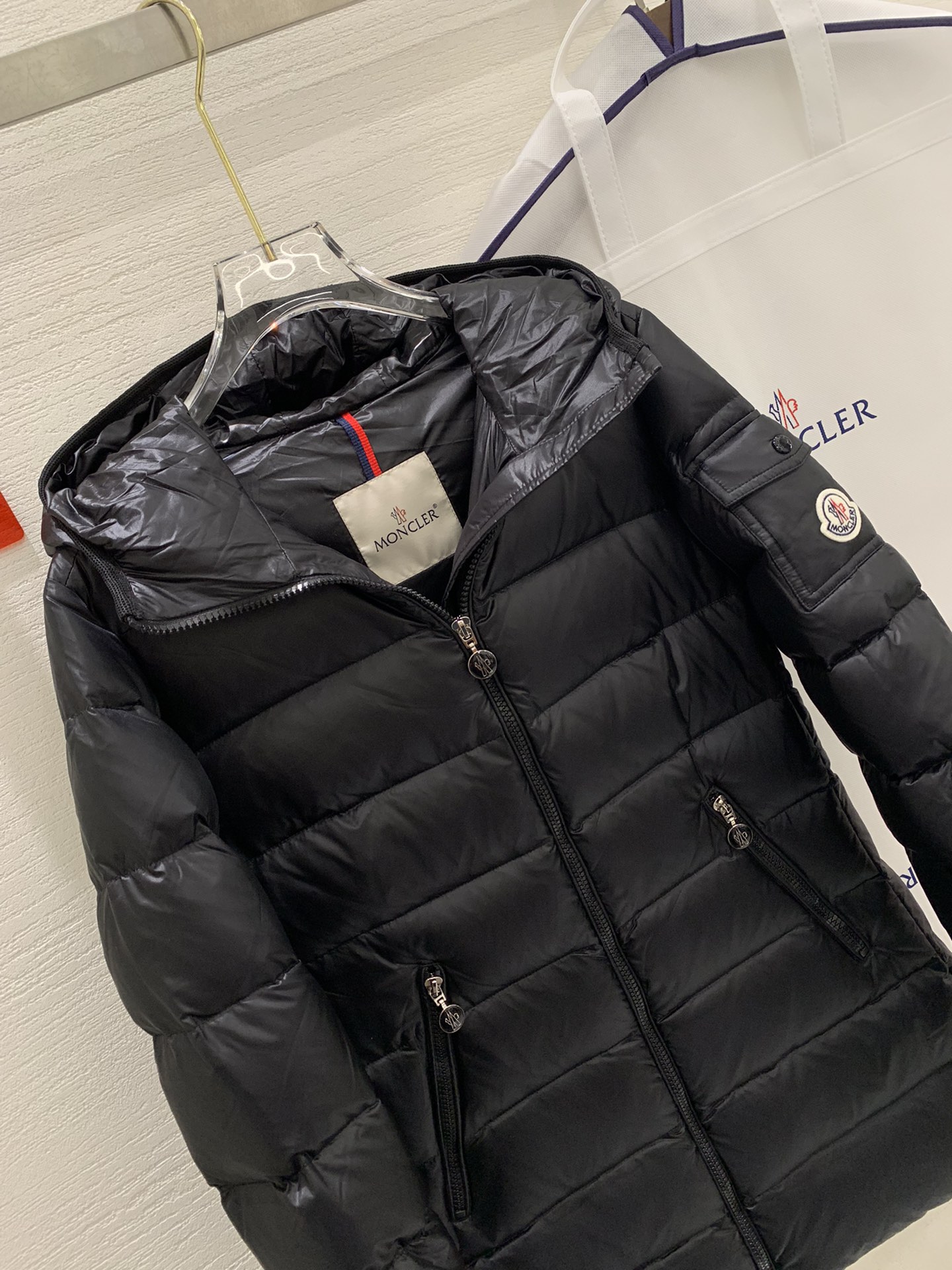 🆕Moncler 女士Glements 短款羽绒服码数：1-2-3-4由回收的闪亮长椅saison制成再