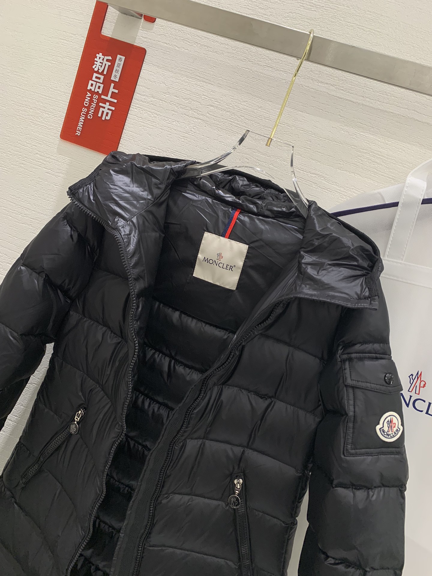 🆕Moncler 女士Glements 短款羽绒服码数：1-2-3-4由回收的闪亮长椅saison制成再