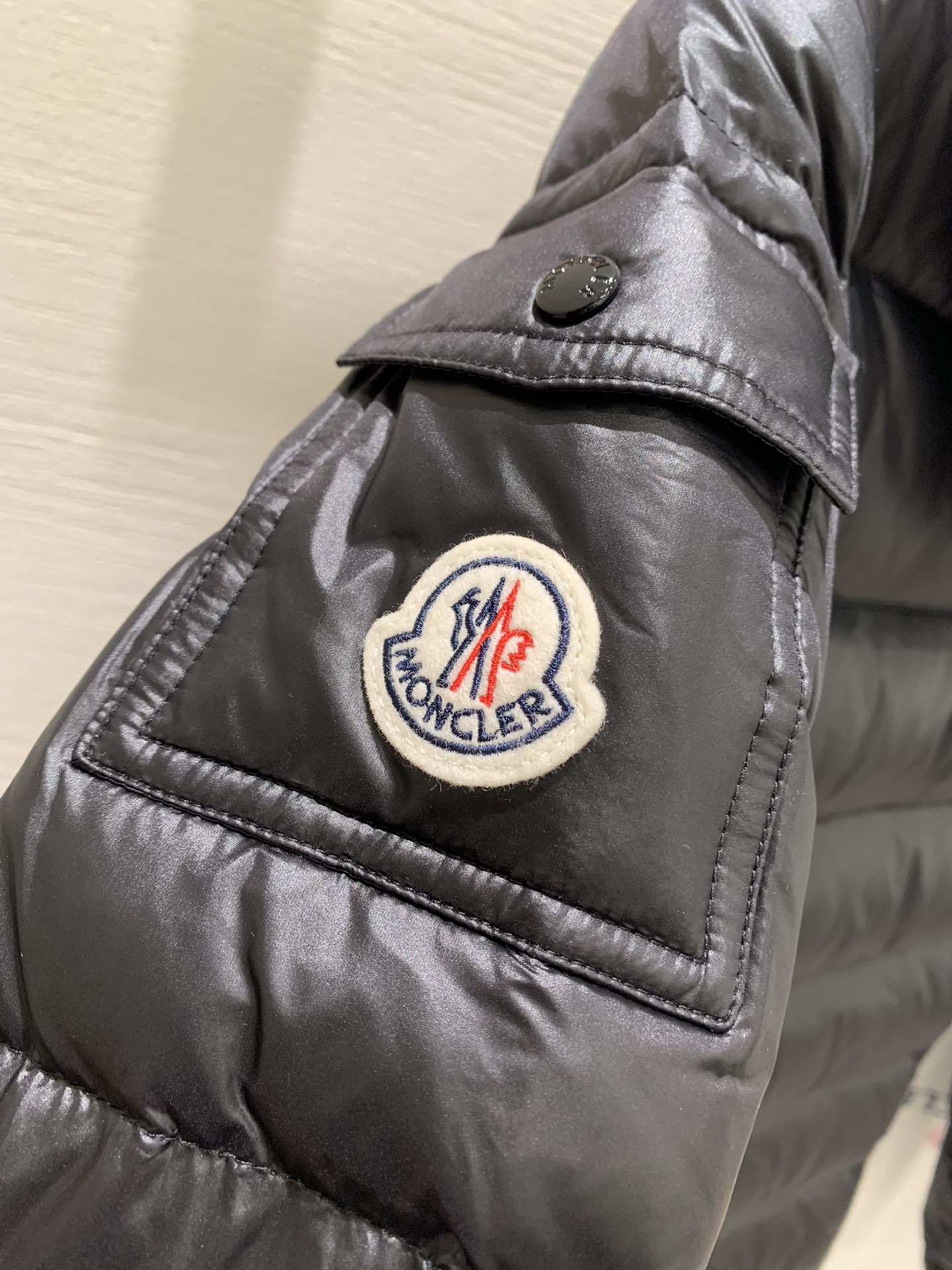 🆕Moncler 女士Glements 短款羽绒服码数：1-2-3-4由回收的闪亮长椅saison制成再