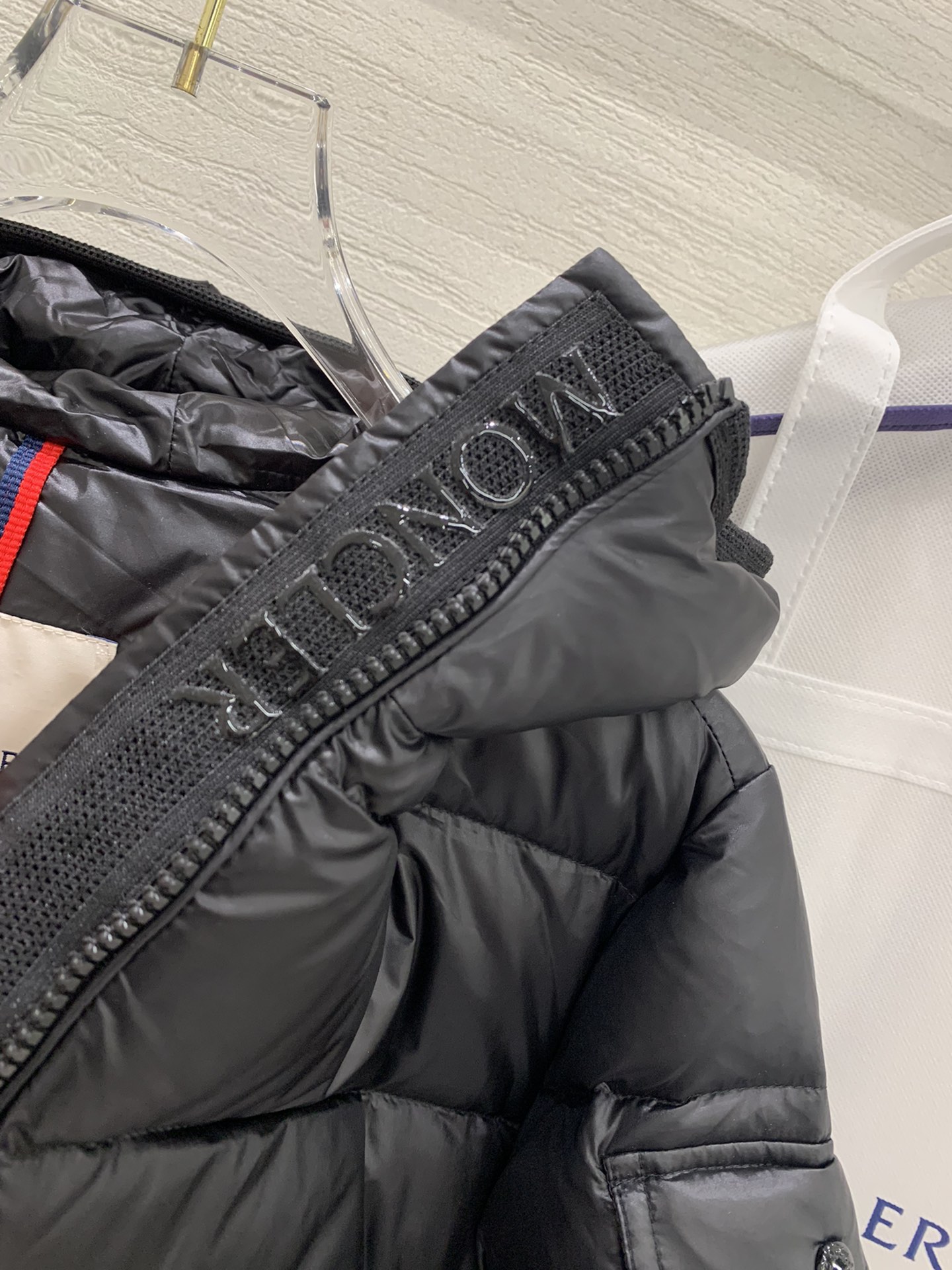 🆕Moncler 女士Glements 短款羽绒服码数：1-2-3-4由回收的闪亮长椅saison制成再