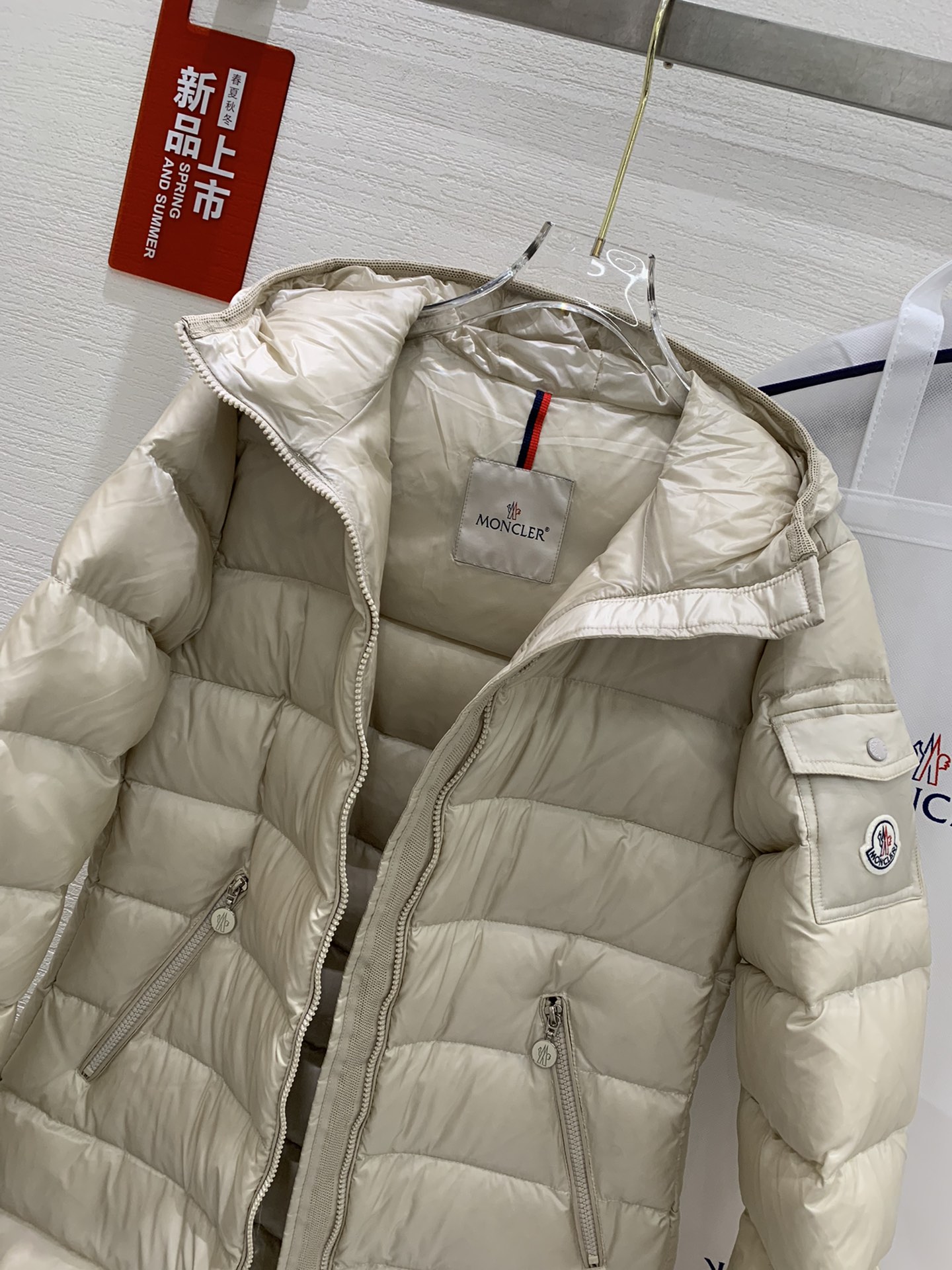 🆕Moncler 女士Glements 短款羽绒服码数：1-2-3-4由回收的闪亮长椅saison制成再