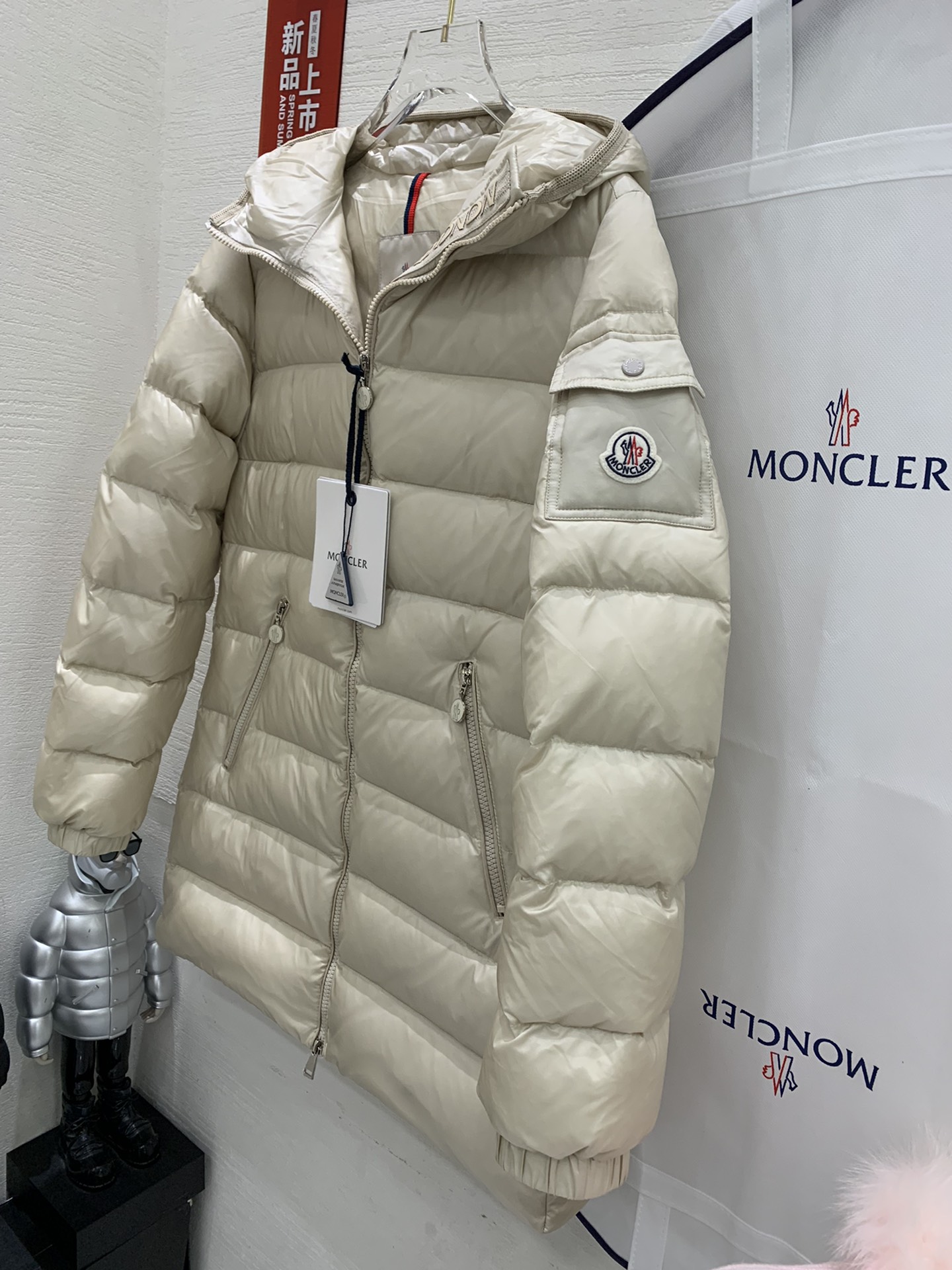 🆕Moncler 女士Glements 短款羽绒服码数：1-2-3-4由回收的闪亮长椅saison制成再
