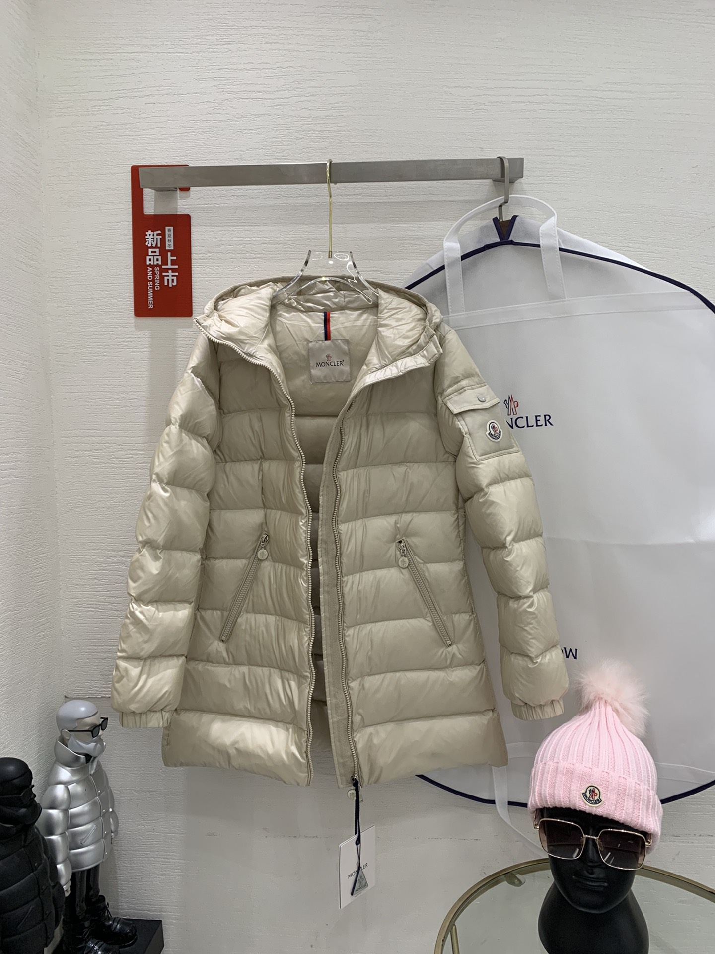 🆕Moncler 女士Glements 短款羽绒服码数：1-2-3-4由回收的闪亮长椅saison制成再