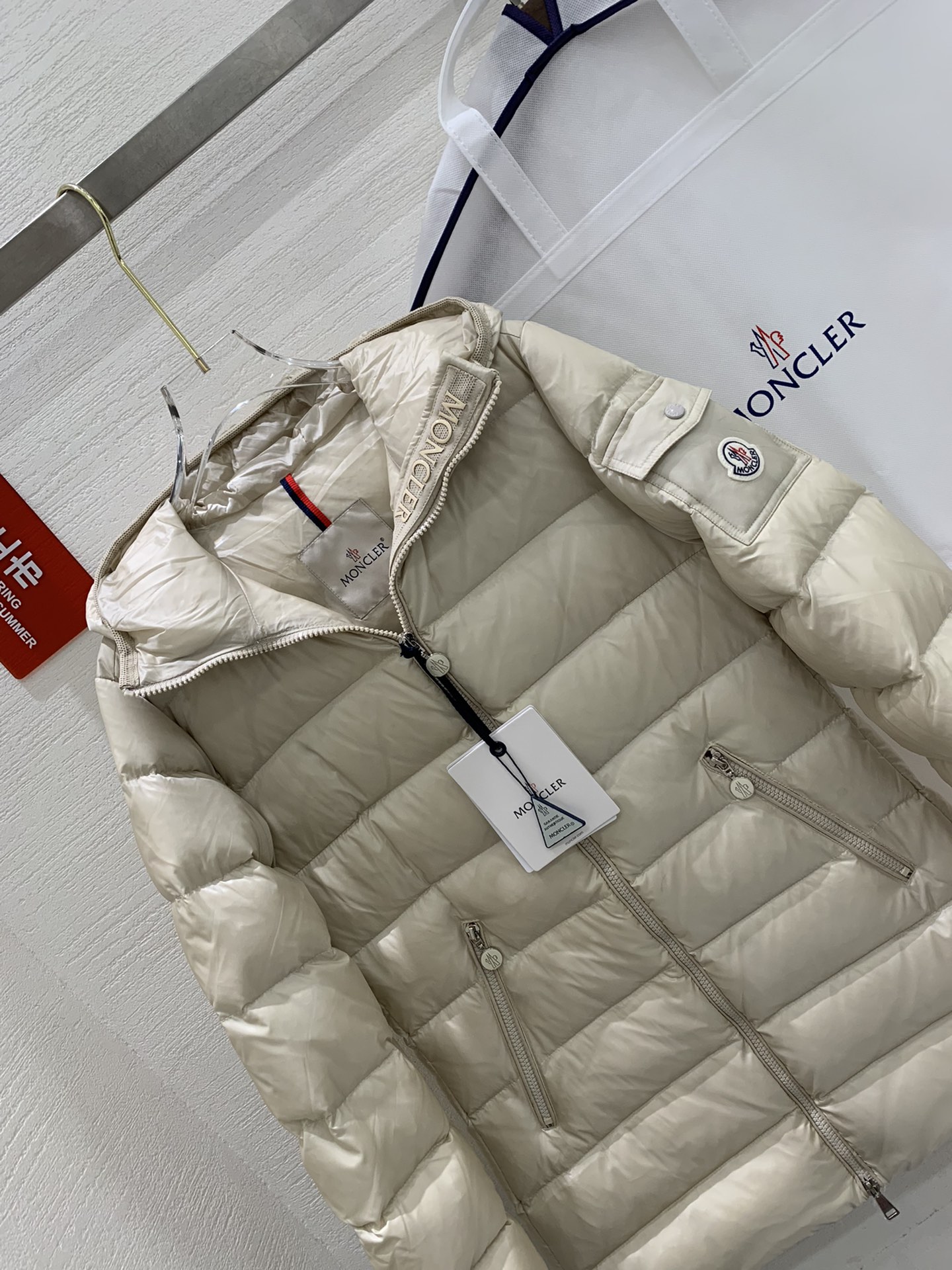 🆕Moncler 女士Glements 短款羽绒服码数：1-2-3-4由回收的闪亮长椅saison制成再