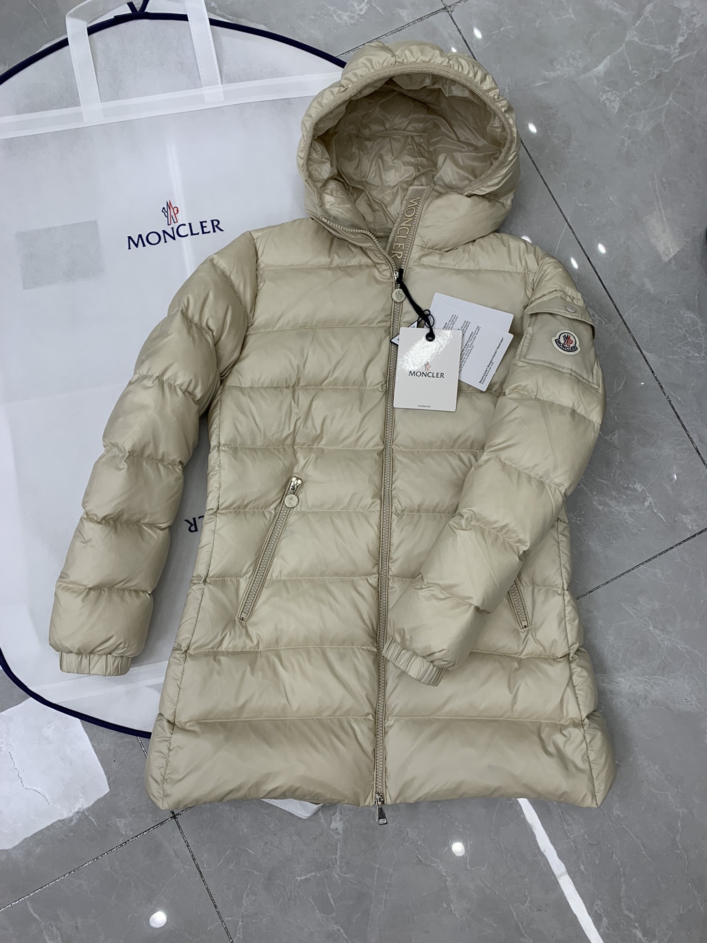 🆕Moncler 女士Glements 短款羽绒服码数：1-2-3-4由回收的闪亮长椅saison制成再