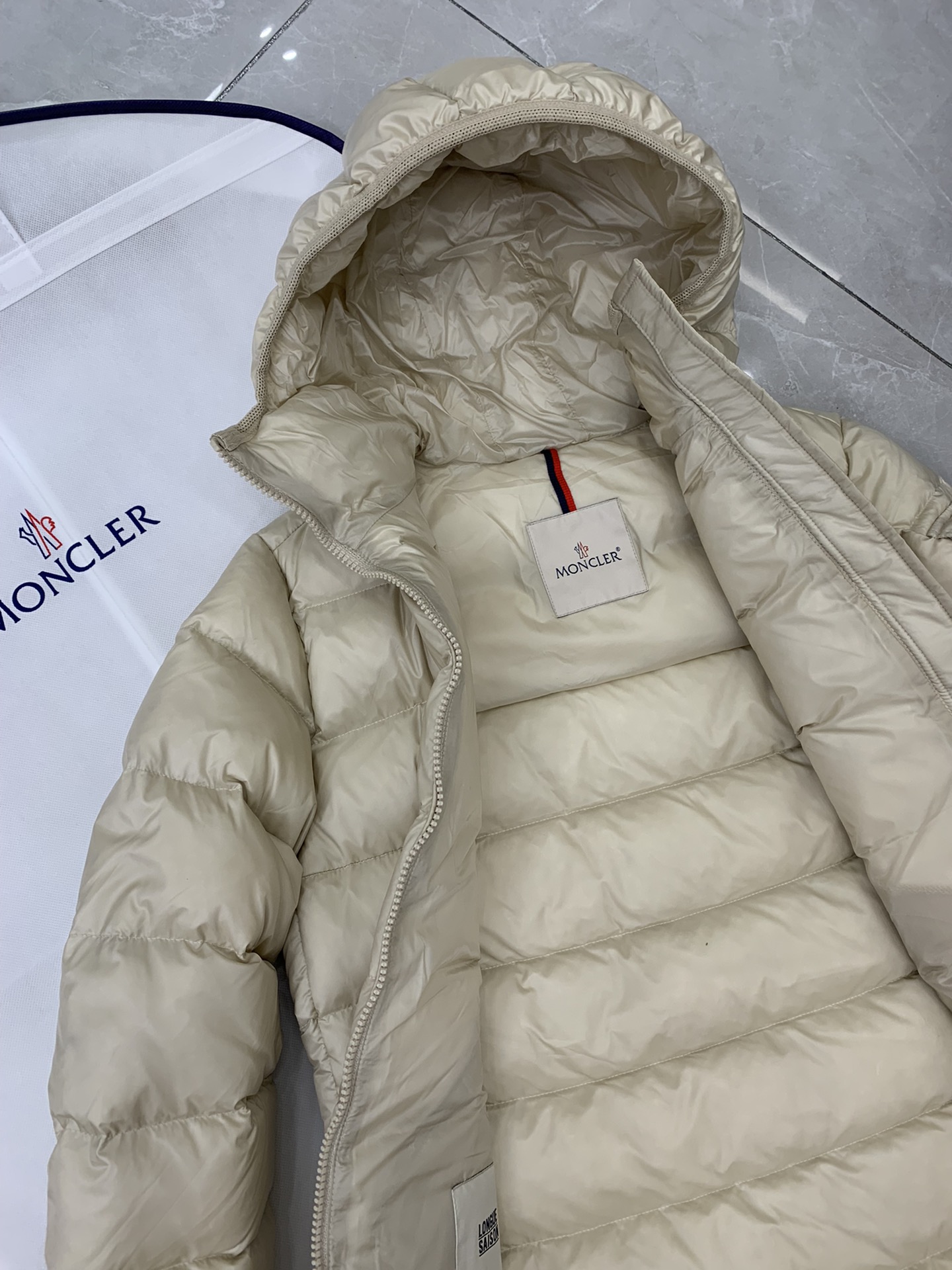 🆕Moncler 女士Glements 短款羽绒服码数：1-2-3-4由回收的闪亮长椅saison制成再