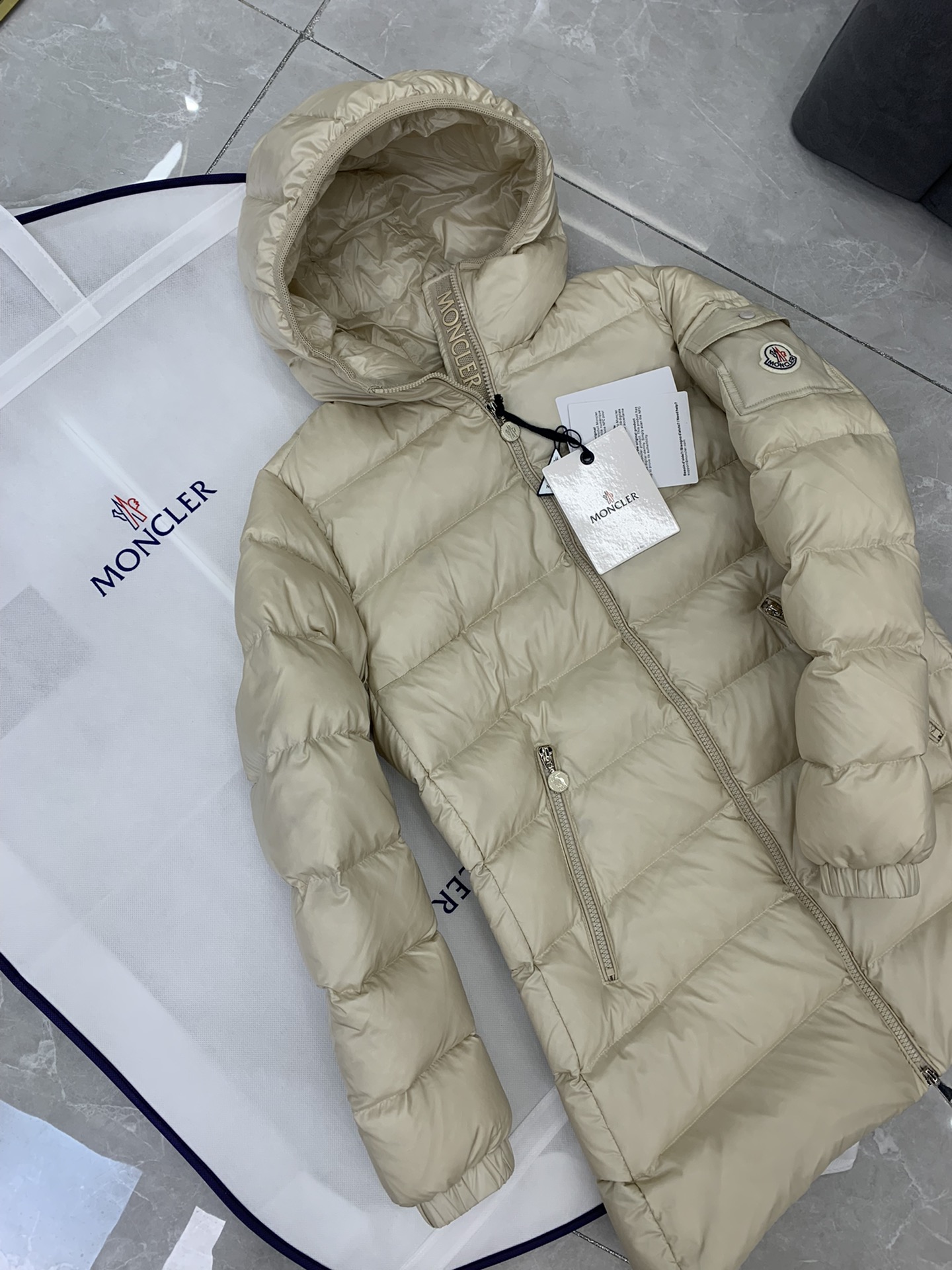 🆕Moncler 女士Glements 短款羽绒服码数：1-2-3-4由回收的闪亮长椅saison制成再