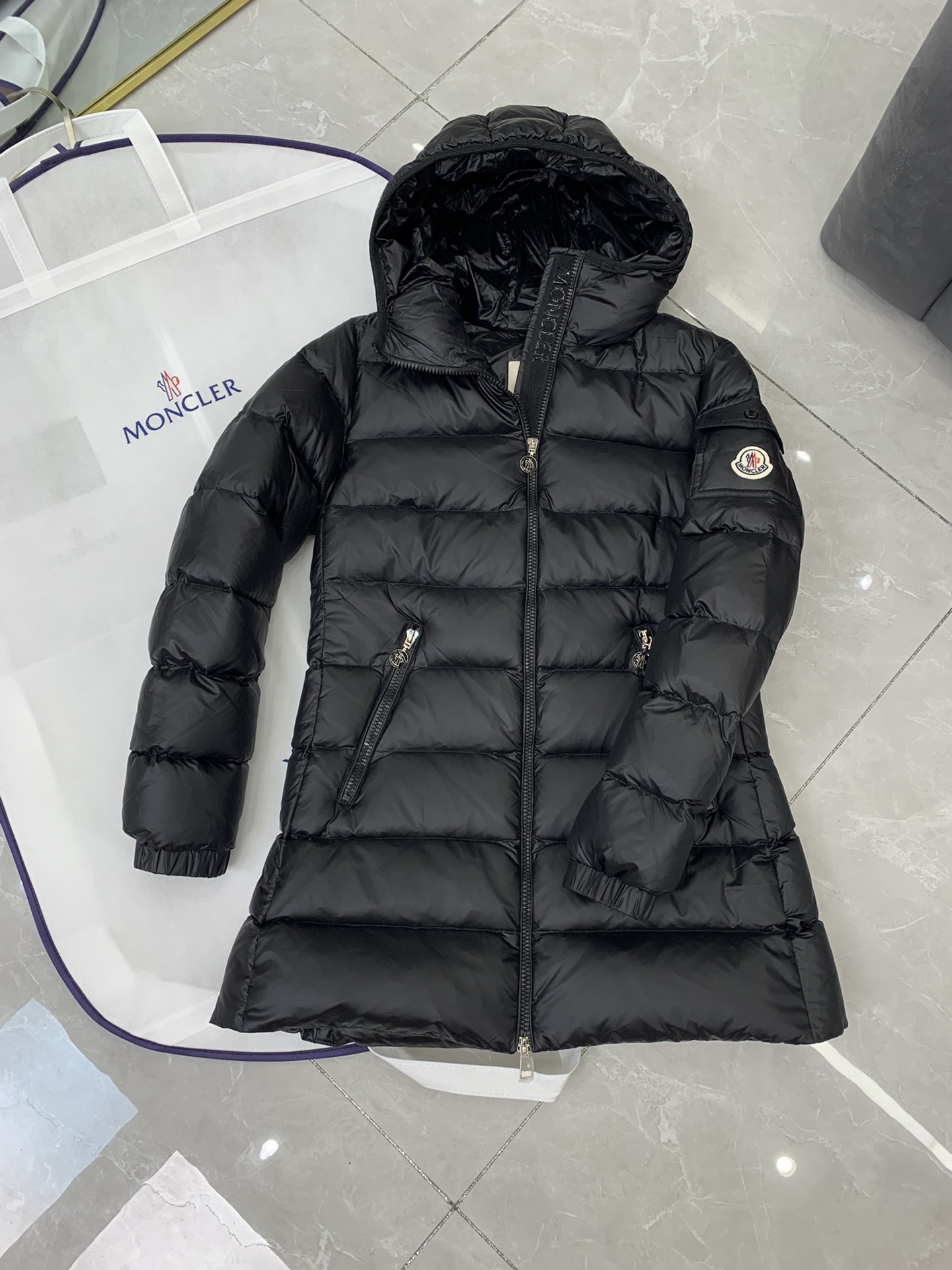 🆕Moncler 女士Glements 短款羽绒服码数：1-2-3-4由回收的闪亮长椅saison制成再
