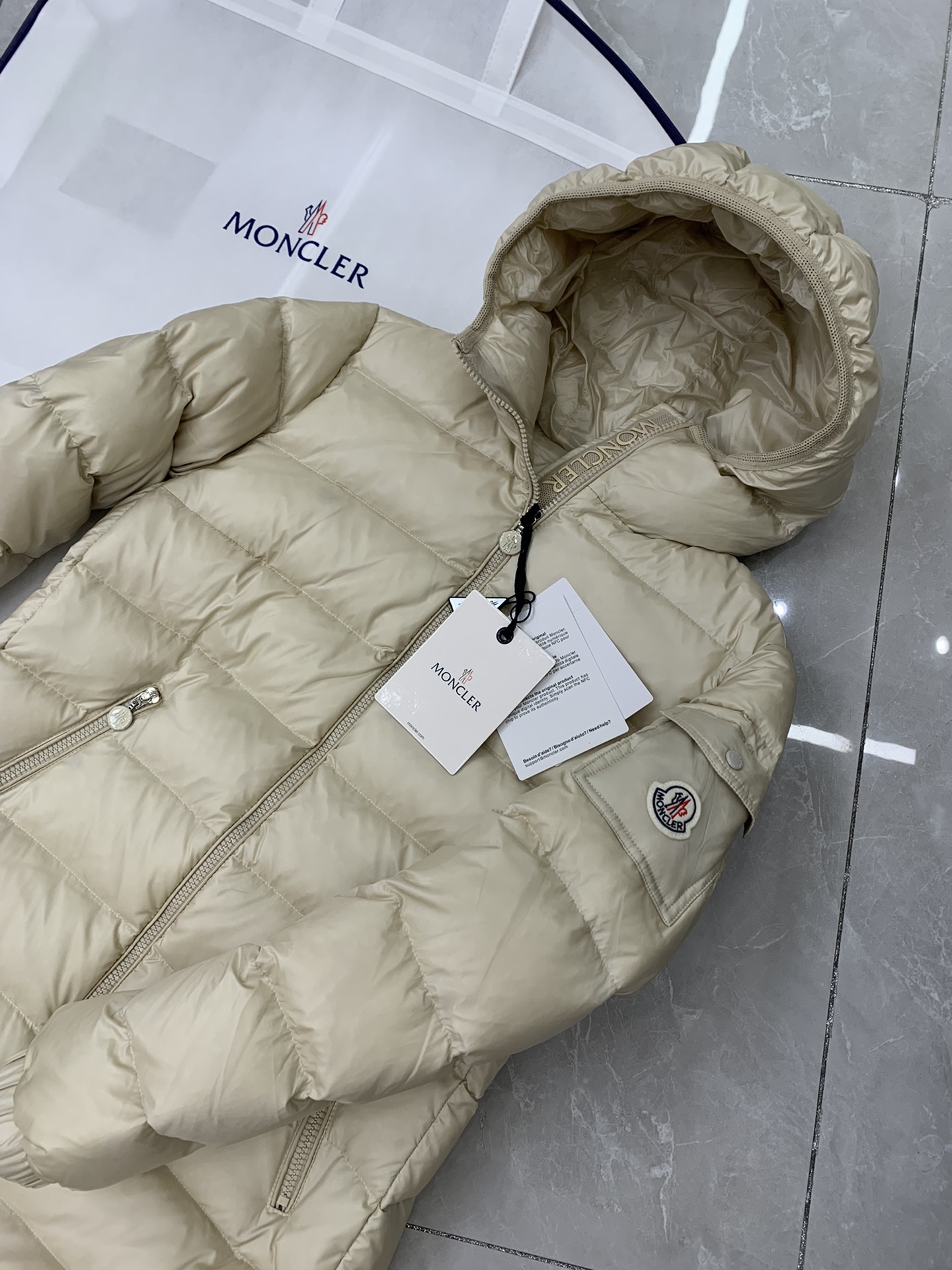 🆕Moncler 女士Glements 短款羽绒服码数：1-2-3-4由回收的闪亮长椅saison制成再