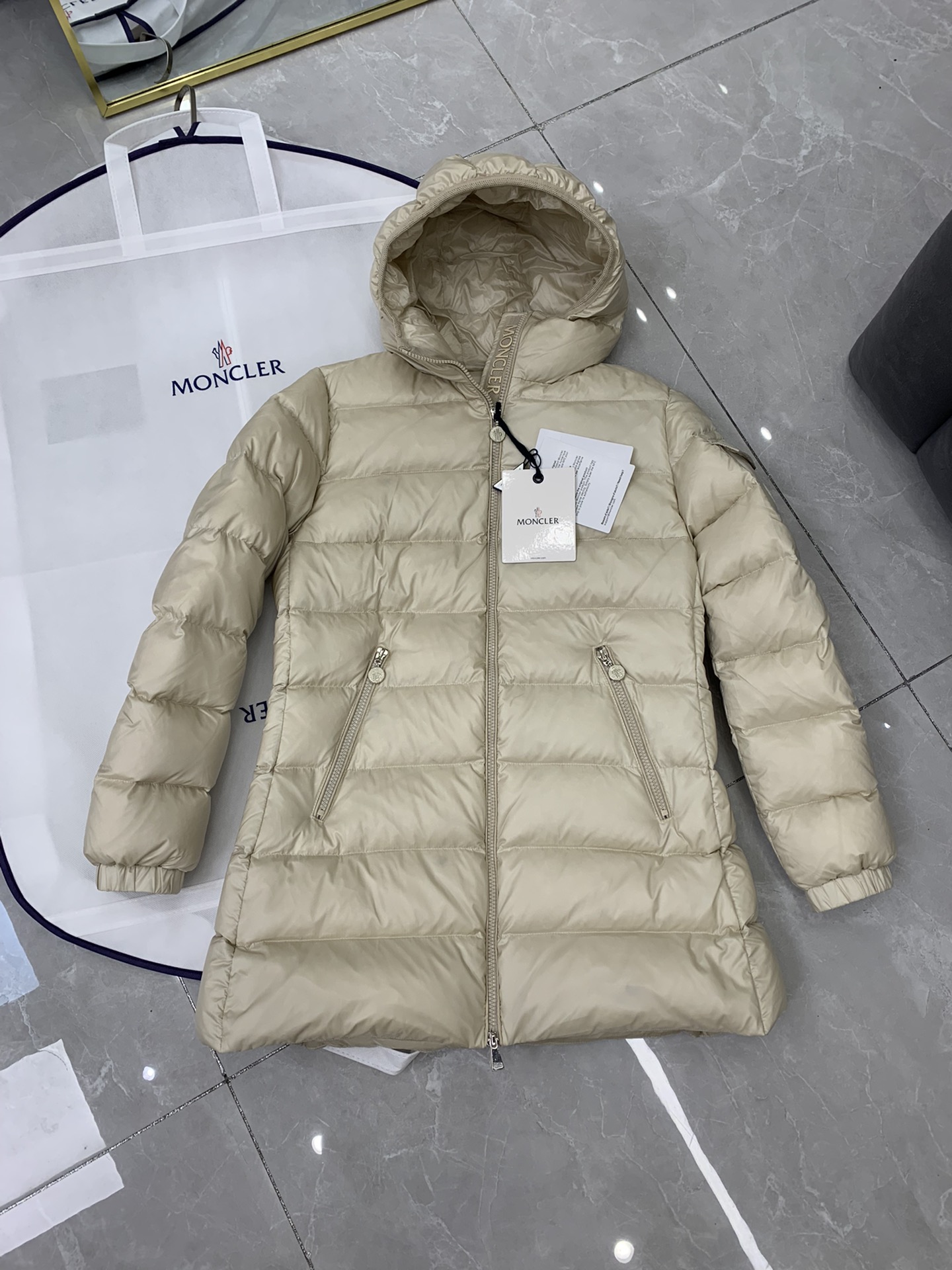 🆕Moncler 女士Glements 短款羽绒服码数：1-2-3-4由回收的闪亮长椅saison制成再