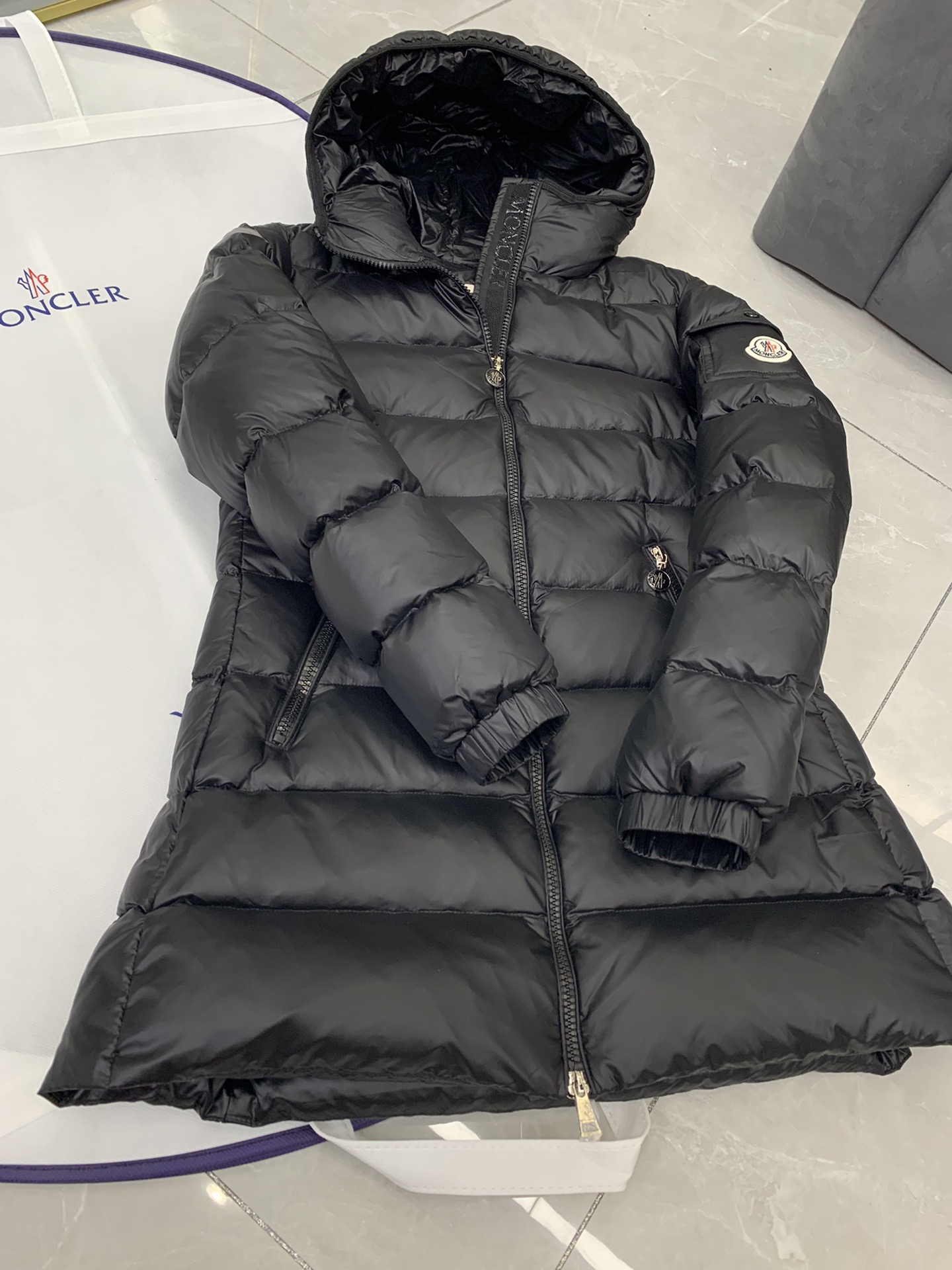 🆕Moncler 女士Glements 短款羽绒服码数：1-2-3-4由回收的闪亮长椅saison制成再
