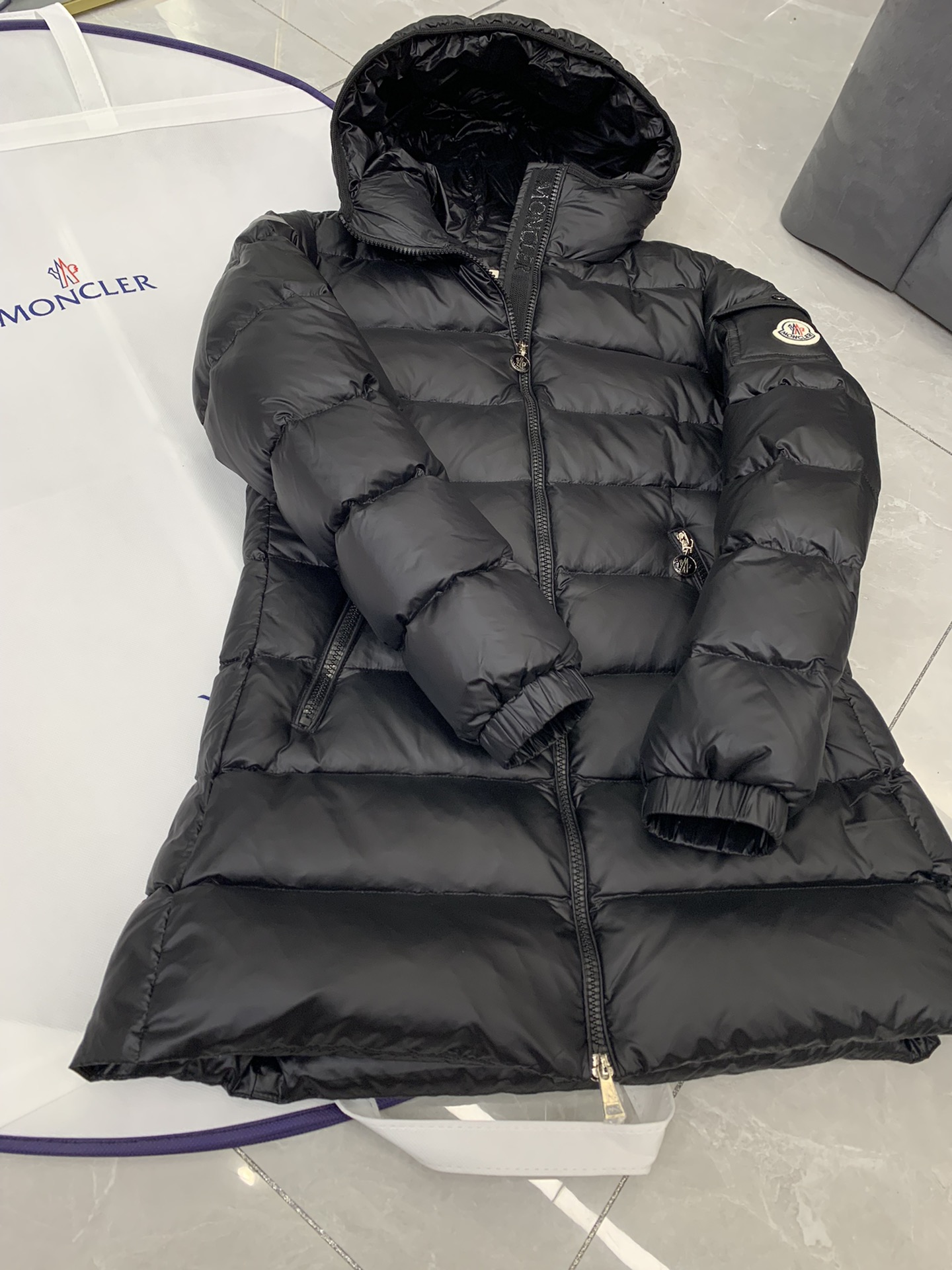 🆕Moncler 女士Glements 短款羽绒服码数：1-2-3-4由回收的闪亮长椅saison制成再