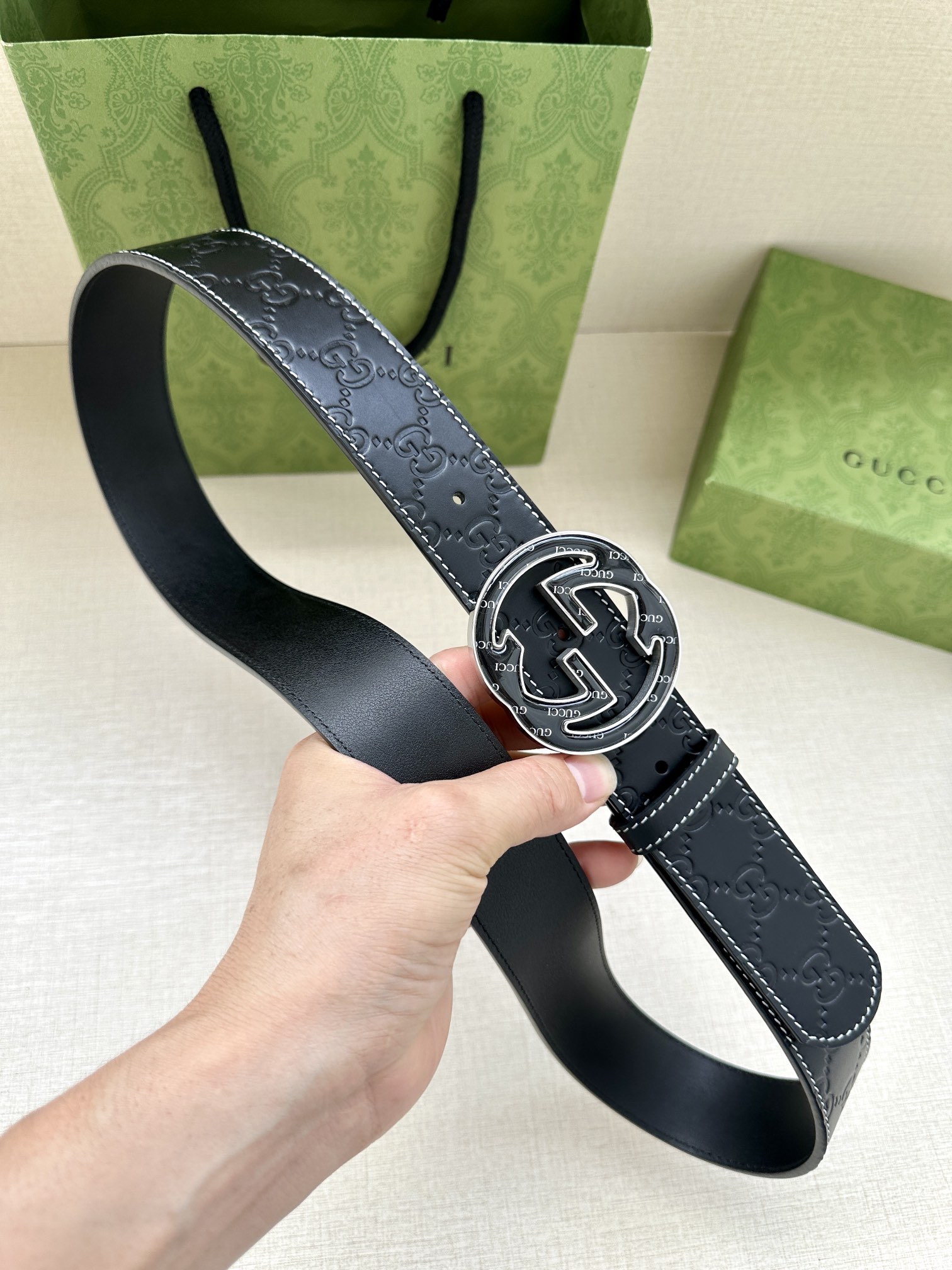 宽度4 0 GUCCI 历史细节和现代元素是Gucci黑色皮革精制而成 饰有GG扣