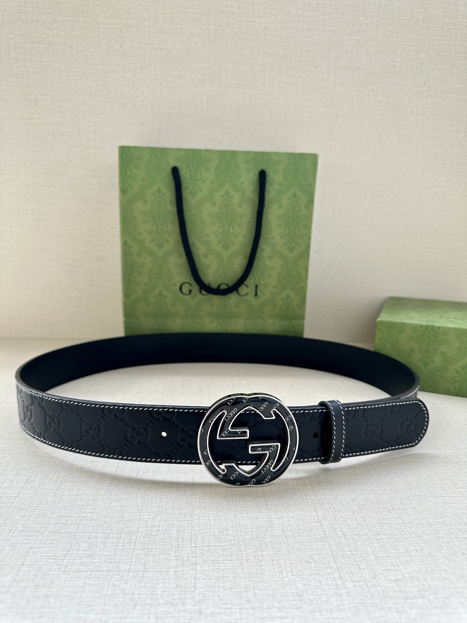宽度4 0 GUCCI 历史细节和现代元素是Gucci黑色皮革精制而成 饰有GG扣