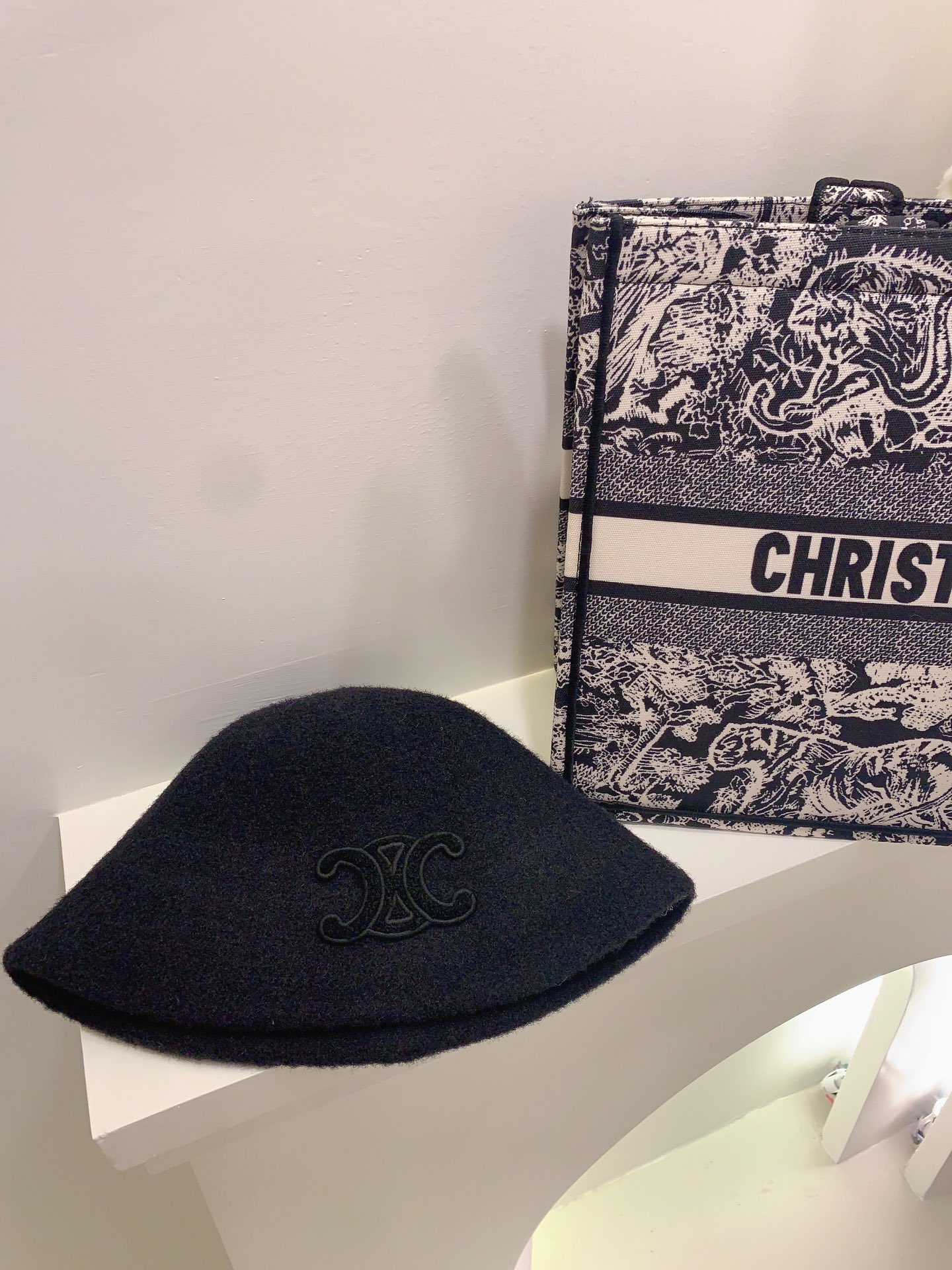 NO:189807,Classic bucket hat series Arc de Triomphe refills fabric is very comfortable, closed eyes and rushing hat fisherman hat baseball hat knit hat, hat, espadrilles, hats19860909经典桶帽系列 凯旋门补单款 面料很舒服,闭眼冲帽子渔夫帽棒球帽针织帽,帽子,espadrilles,hats,hat