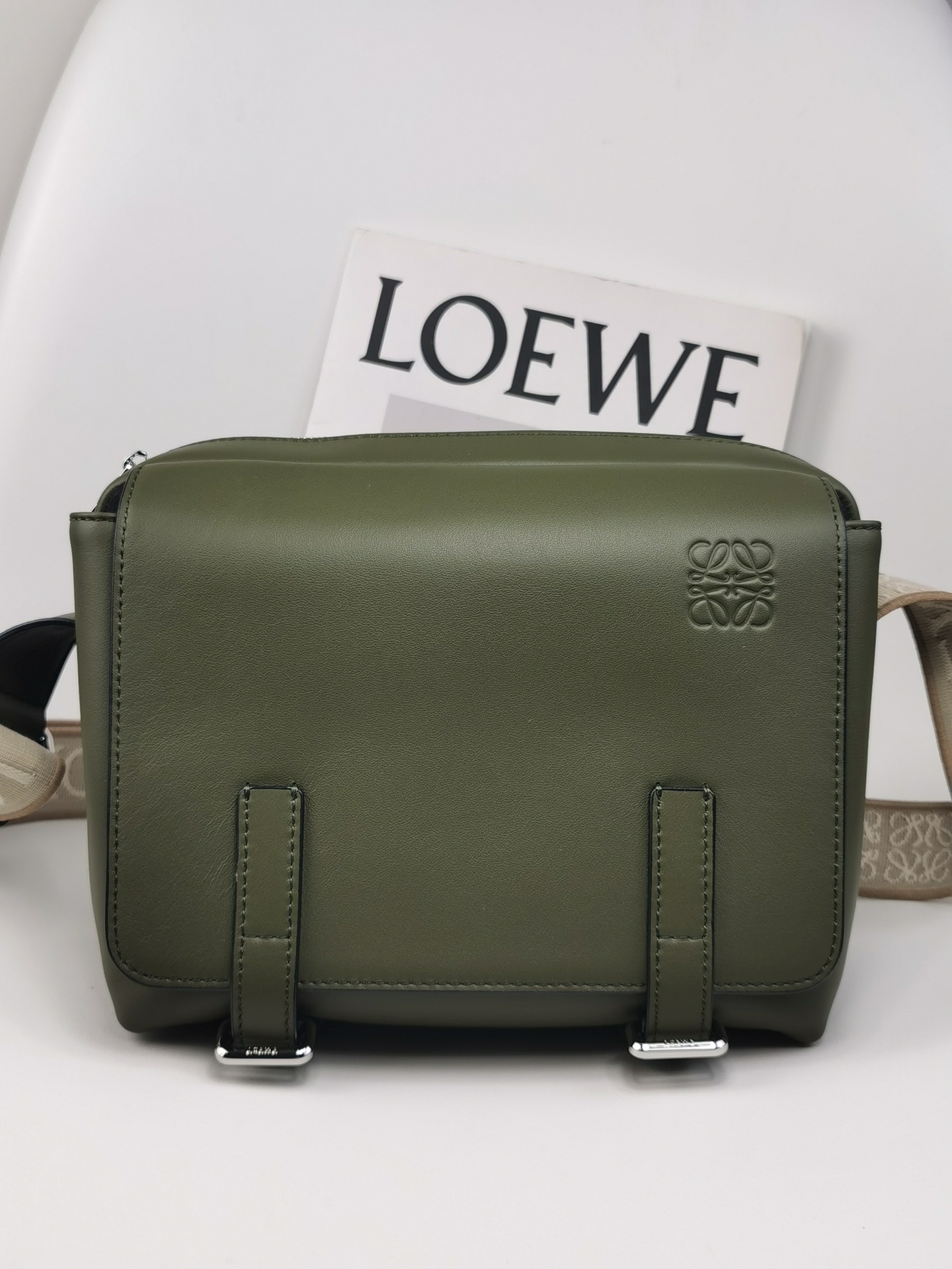 NO:338824,The new Loewe XS Postman Bag Version A74 Deep Khaki Green: Size 23-18-9cm military messenger classic messenger bag. This model changes the past classic postman bag method and designs a zipper main compartment. The front is matched with a buckle to open and place private items, which is more secure and more user-friendly. The overall feeling is more flawless. Built-in two card slots, cigarettes, mobile phones, power bank, wallet, storage ideal index 5 stars. Imported lychee pattern calfskin and soft fine-line leather calfskin on the back, and adjusted cotton webbing shoulder straps, which double the comfort! , special Loewe, loewe, loewe, cowhide19860909特级 Loewe新款XS邮差包 版本 A74 深卡其绿色 :尺寸23-18-9cm military messenger经典信使包 ,此款一改过去经典邮差包做法,设计了拉链主隔层,前部搭配搭扣打开方式放隐私物品,安全之余更加人性化.整體感覺更無懈可击.内置两卡槽,香烟,手机,充电宝,钱夹,收纳理想指数5颗星 采用进口荔枝纹小牛皮搭配背部柔软细纹皮小牛皮,调节的棉质织带肩带,使用舒适感倍增！,特级罗意威,loewe,loewe,cowhide,Bag