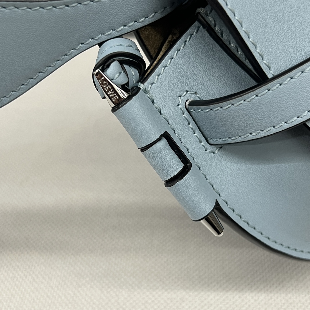 L⊚℮w℮🌟 Gate Dual 🆕新色
miniGateDual手袋采用柔软天然牛皮革精制而成，展现了Loewe独特的皮革工艺，配有马鞍缝线的打结皮革带和侧面锁扣金属别针，这款迷你版本有一条可拆卸牛皮革和提花肩带！正面翻盖拉袢位于绳结皮带下方，用于稳妥固定，粘合金色绒面革衬里，内有两个插袋隔层。可拆卸肩带*肩背、斜挎、胸口悬挂*🌟同色系Anagram图案压花💋
型号：61824
 Size：21x12.5x9.5cm 
 （配包装）P：560