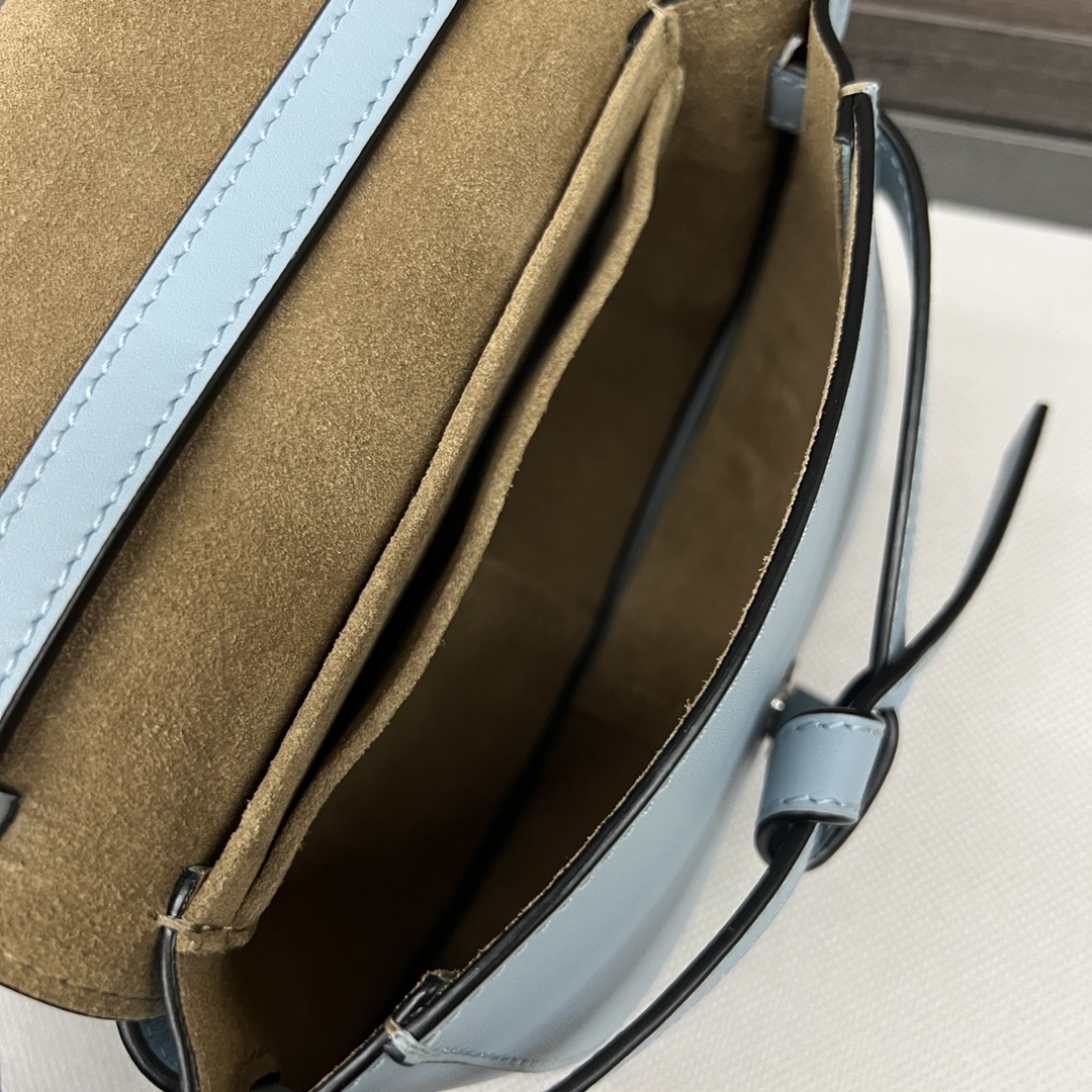 L⊚℮w℮🌟 Gate Dual 🆕新色
miniGateDual手袋采用柔软天然牛皮革精制而成，展现了Loewe独特的皮革工艺，配有马鞍缝线的打结皮革带和侧面锁扣金属别针，这款迷你版本有一条可拆卸牛皮革和提花肩带！正面翻盖拉袢位于绳结皮带下方，用于稳妥固定，粘合金色绒面革衬里，内有两个插袋隔层。可拆卸肩带*肩背、斜挎、胸口悬挂*🌟同色系Anagram图案压花💋
型号：61824
 Size：21x12.5x9.5cm 
 （配包装）P：560