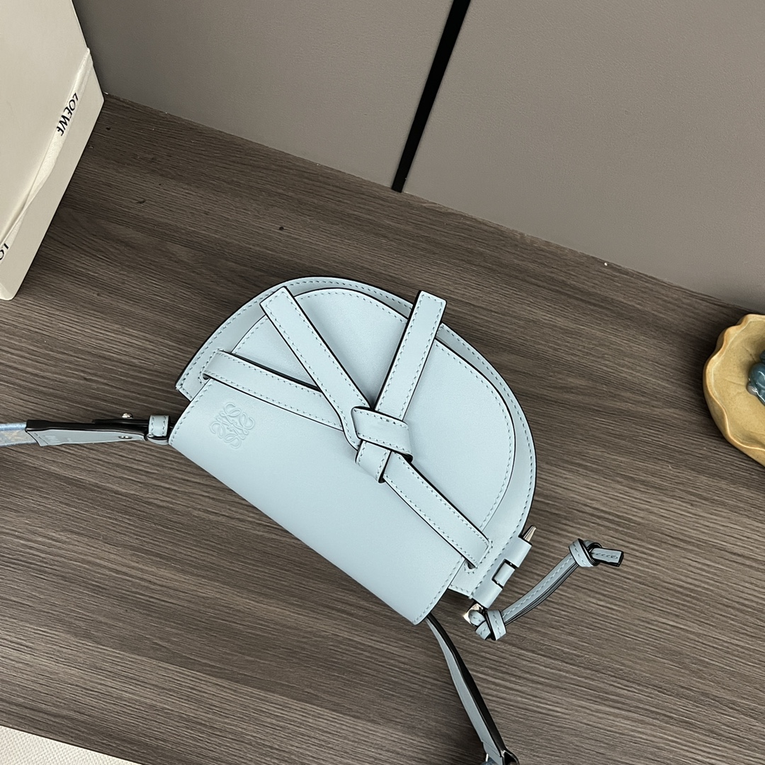 L⊚℮w℮🌟 Gate Dual 🆕新色
miniGateDual手袋采用柔软天然牛皮革精制而成，展现了Loewe独特的皮革工艺，配有马鞍缝线的打结皮革带和侧面锁扣金属别针，这款迷你版本有一条可拆卸牛皮革和提花肩带！正面翻盖拉袢位于绳结皮带下方，用于稳妥固定，粘合金色绒面革衬里，内有两个插袋隔层。可拆卸肩带*肩背、斜挎、胸口悬挂*🌟同色系Anagram图案压花💋
型号：61824
 Size：21x12.5x9.5cm 
 （配包装）P：560