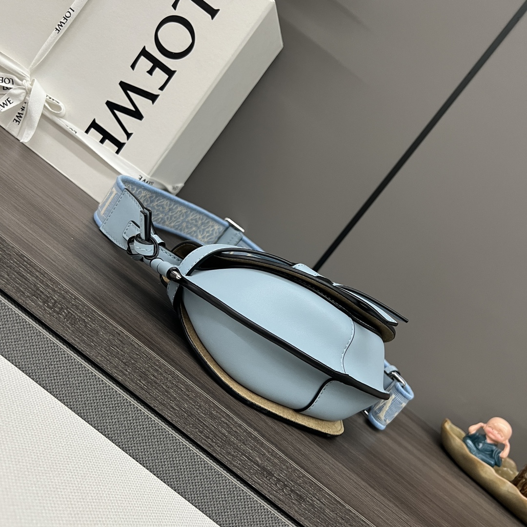 L⊚℮w℮🌟 Gate Dual 🆕新色
miniGateDual手袋采用柔软天然牛皮革精制而成，展现了Loewe独特的皮革工艺，配有马鞍缝线的打结皮革带和侧面锁扣金属别针，这款迷你版本有一条可拆卸牛皮革和提花肩带！正面翻盖拉袢位于绳结皮带下方，用于稳妥固定，粘合金色绒面革衬里，内有两个插袋隔层。可拆卸肩带*肩背、斜挎、胸口悬挂*🌟同色系Anagram图案压花💋
型号：61824
 Size：21x12.5x9.5cm 
 （配包装）P：560