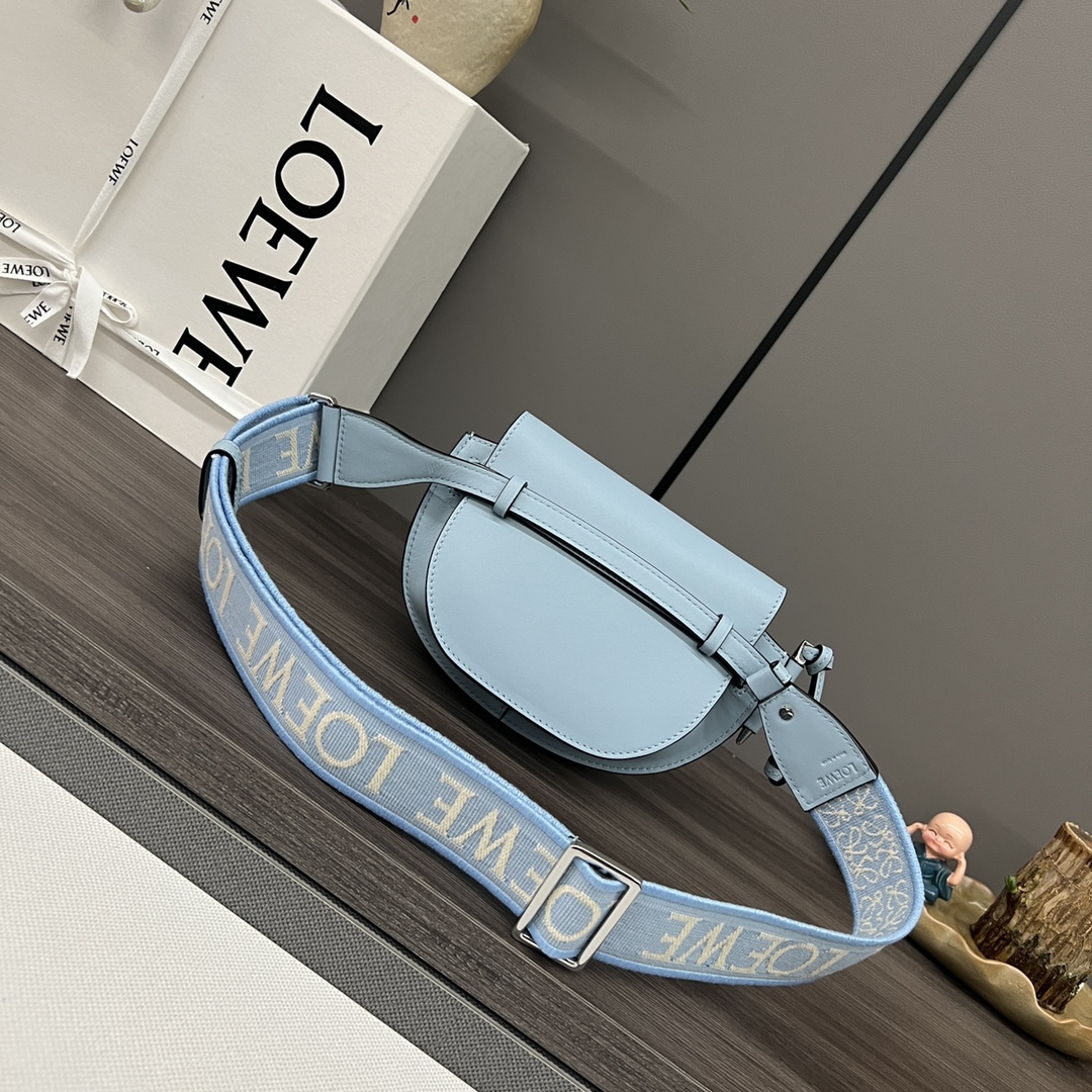 L⊚℮w℮🌟 Gate Dual 🆕新色
miniGateDual手袋采用柔软天然牛皮革精制而成，展现了Loewe独特的皮革工艺，配有马鞍缝线的打结皮革带和侧面锁扣金属别针，这款迷你版本有一条可拆卸牛皮革和提花肩带！正面翻盖拉袢位于绳结皮带下方，用于稳妥固定，粘合金色绒面革衬里，内有两个插袋隔层。可拆卸肩带*肩背、斜挎、胸口悬挂*🌟同色系Anagram图案压花💋
型号：61824
 Size：21x12.5x9.5cm 
 （配包装）P：560