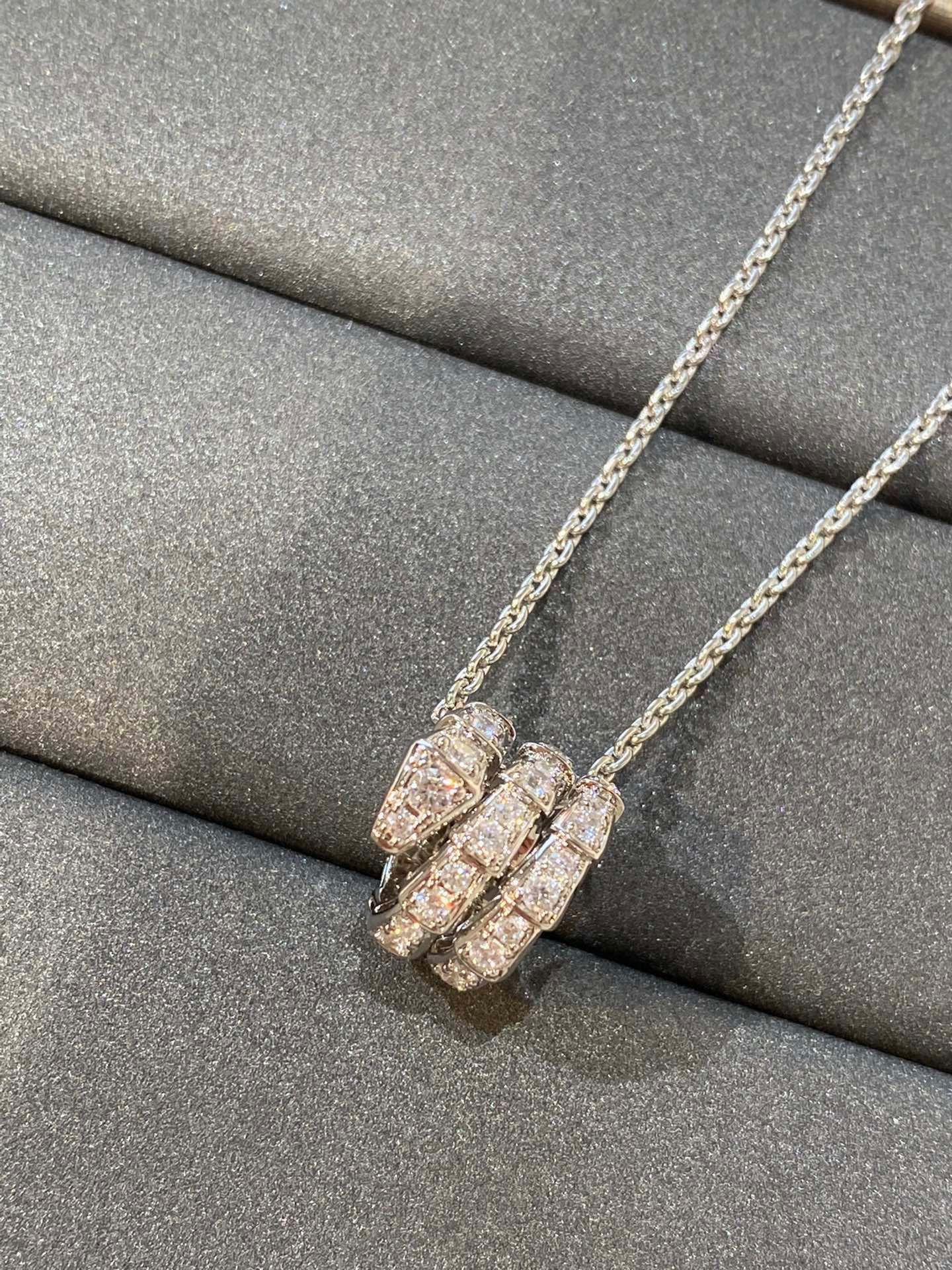 宝格丽 灵蛇吊坠项链，serPenti viPer系列珠宝配密镶钻石。以几何图案和利落造型勾勒神秘灵蛇之