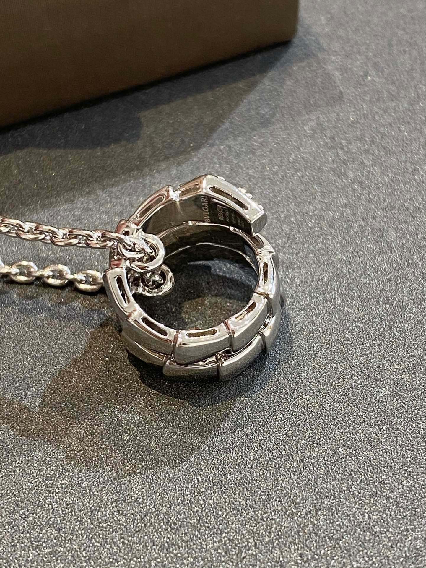 宝格丽 灵蛇吊坠项链，serPenti viPer系列珠宝配密镶钻石。以几何图案和利落造型勾勒神秘灵蛇之