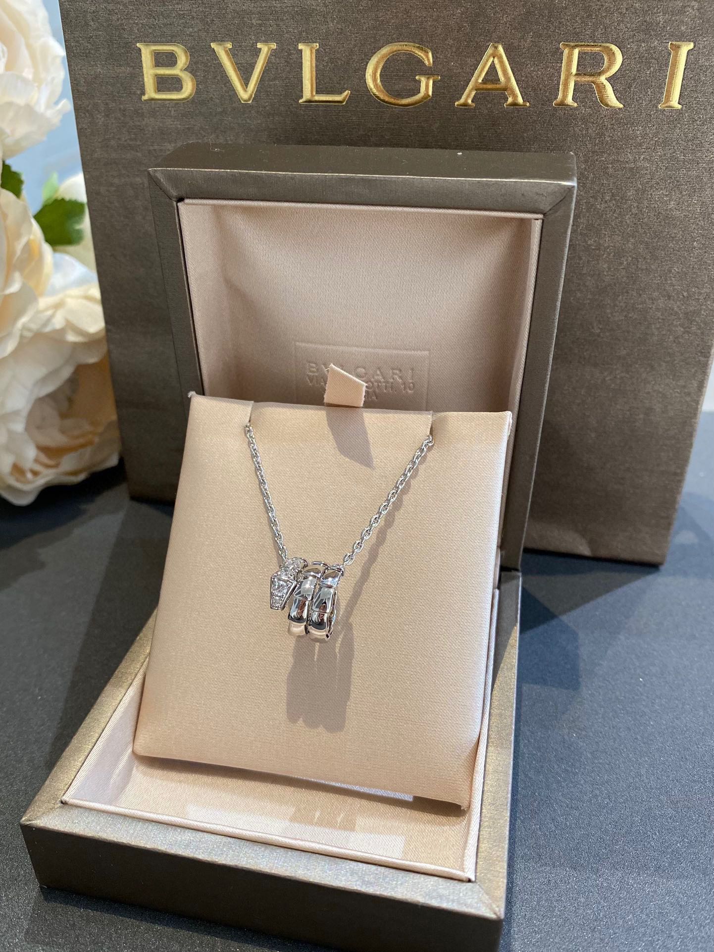 宝格丽 灵蛇吊坠项链，serPenti viPer系列珠宝配密镶钻石。以几何图案和利落造型勾勒神秘灵蛇之