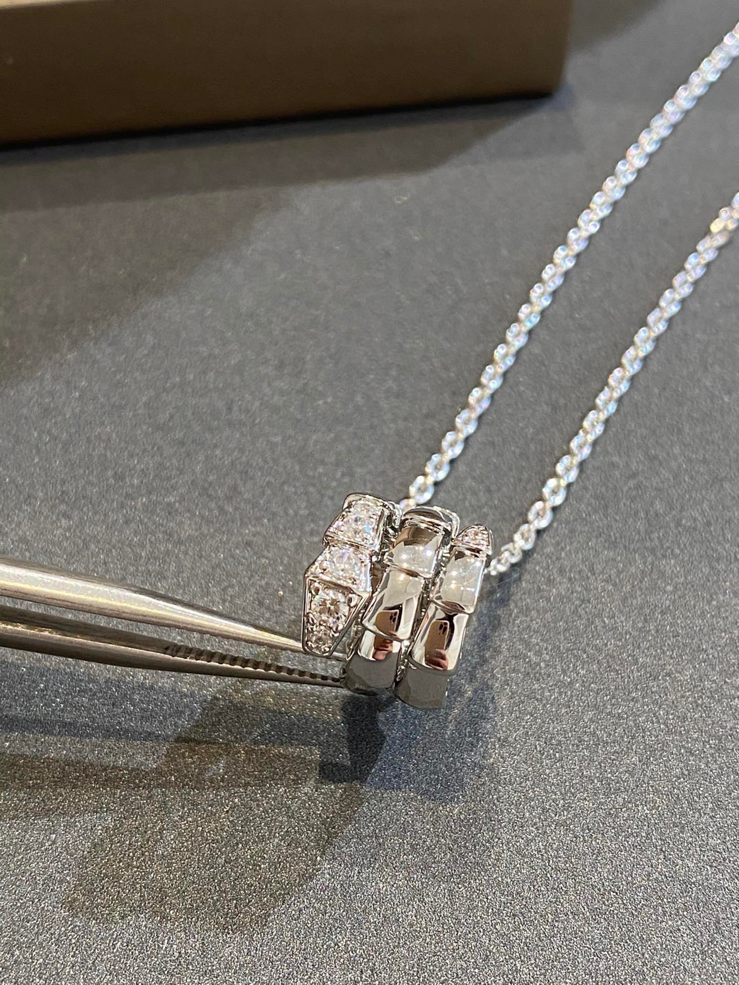 宝格丽 灵蛇吊坠项链，serPenti viPer系列珠宝配密镶钻石。以几何图案和利落造型勾勒神秘灵蛇之