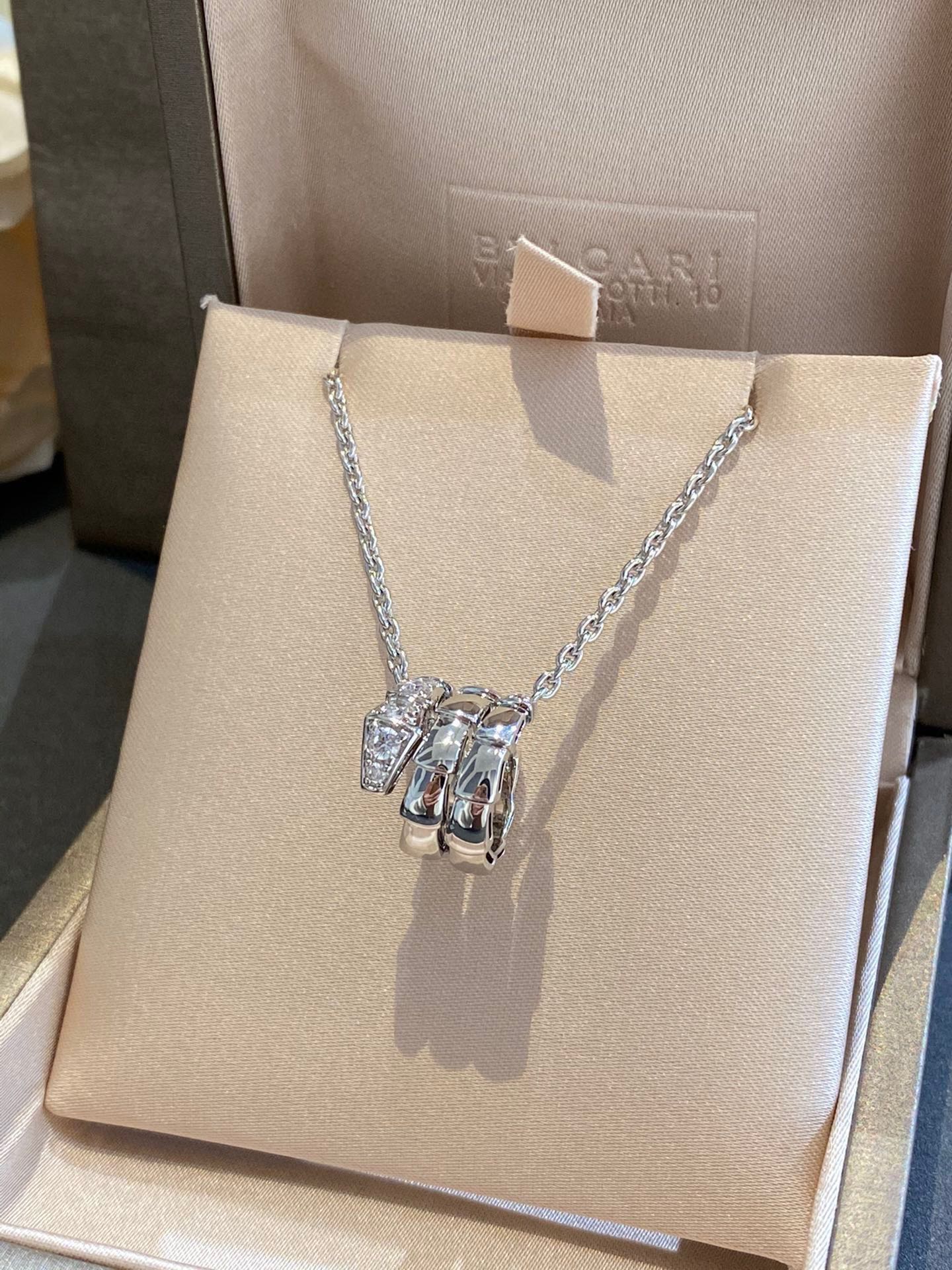 宝格丽 灵蛇吊坠项链，serPenti viPer系列珠宝配密镶钻石。以几何图案和利落造型勾勒神秘灵蛇之