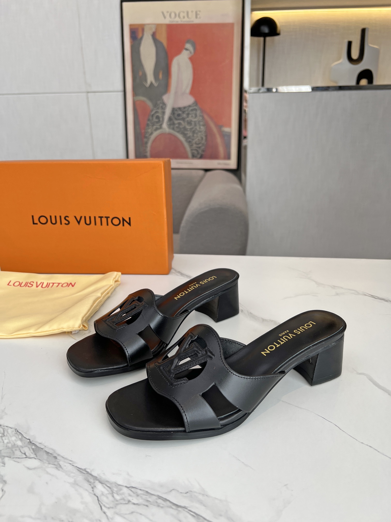 NO:225542,LV series. Golden Summer Day Starts from the foot Multi-color options available 35-43. Heel height 4.5 cm. Rubber sole. Leather sole, slippers, louis vuitton, slippers19860909LV系列.金致的夏日 从足下开始 多色可选35-43.跟高4.5厘米.橡胶底.真皮底,拖鞋,louis vuitton,slippers,Women's Shoes