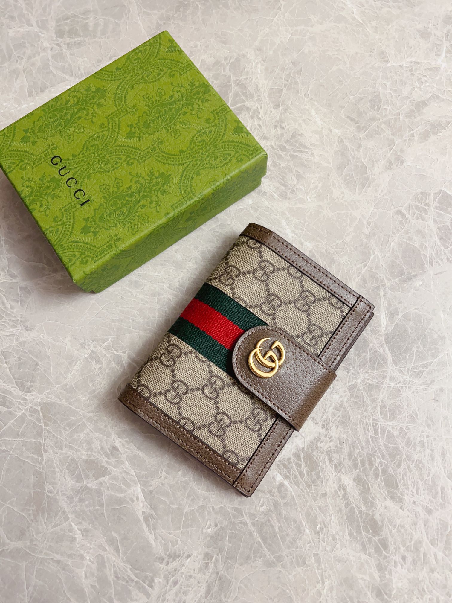 NO:672536,GG official website synchronizes the new model ~ Passport holder GG Supreme Canvas series ~ Brown pig pattern original cowhide inner compartment (one card slot and one passport slot) can also hold a small amount of cash and air tickets. It is pragmatic, generous and decent, and the workmanship is extremely exquisite!  Red and green with bronze double G hardware is the mainstream, size: 10.5 width x 14.5 height cm, style number: 598914, color brown PVC, Gucci wallet, gucci, wallets, cowhide19860909GG官网同步新款～护照夹GG Supreme Canvas系列～啡色猪纹原版牛皮内格〔一边卡位一边护照位〕还可放少许现金和机票,实用主义,大方得体,做工精致无比！红绿带古铜双G五金为主流,尺寸:10.5宽x 14.5高厘米,款号:598914,颜色啡Pvc,Gucci钱包,gucci,wallets,cowhide,欧美剧