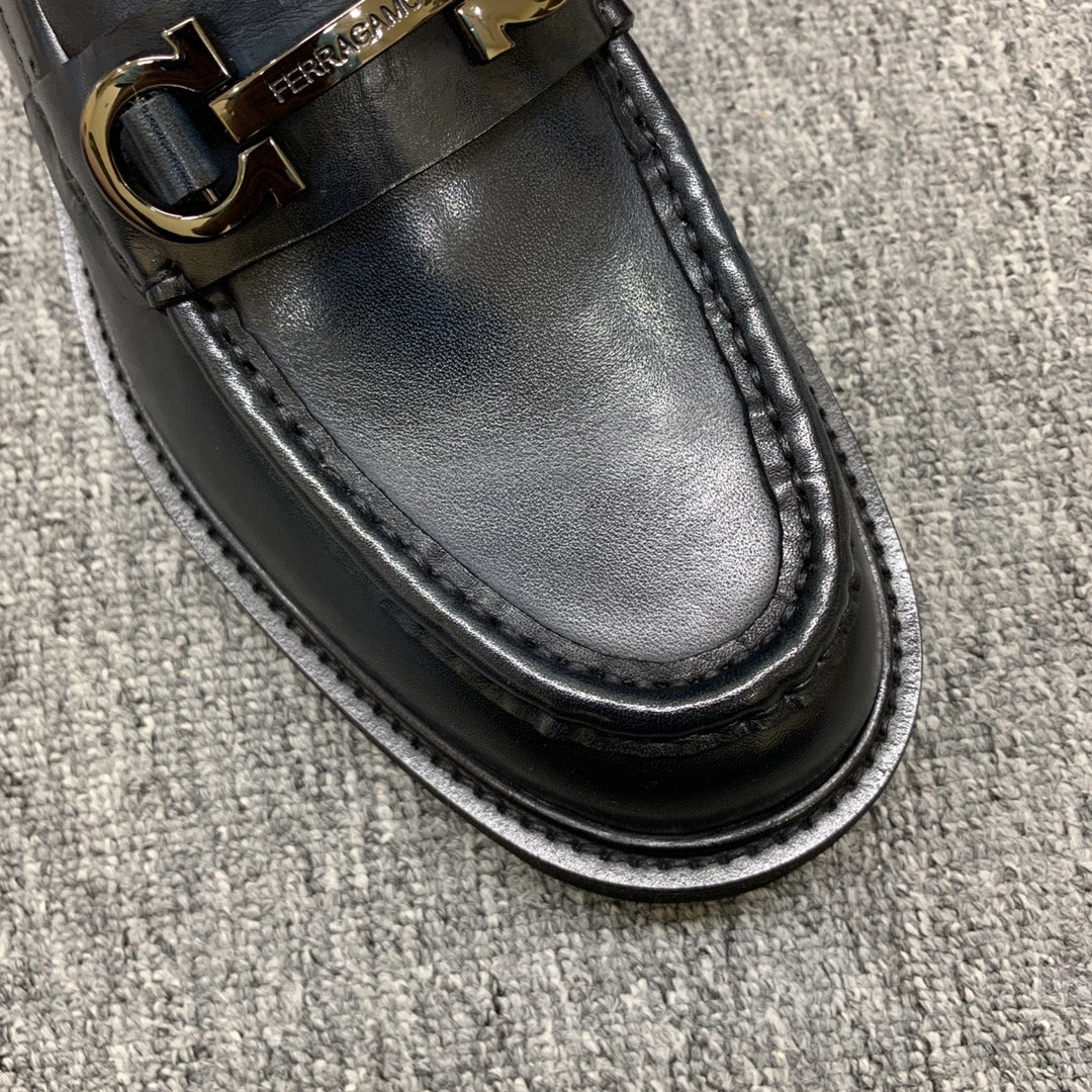 Ferragamo Men's Black Leather Platform Loafers with Signature Buckle 9 i1692397795 1378 7
