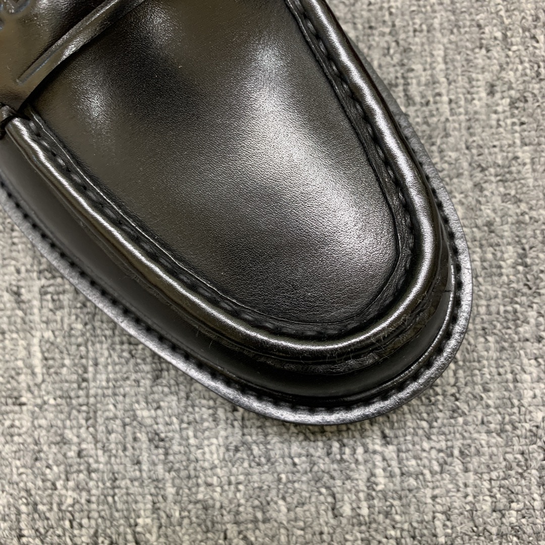 Ferragamo Men's Black Leather Loafers with Round Toe and Thick Sole 9 i1692398168 4108 7