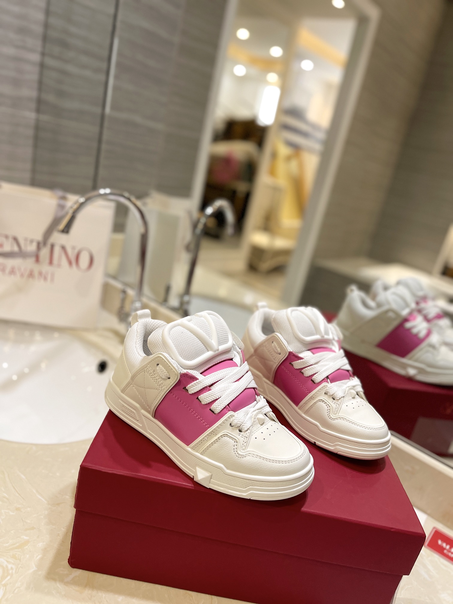 Valentino Classic Couple’s Leisure Shoes: Original Craft, High-End Product for Purchase - 图片 4