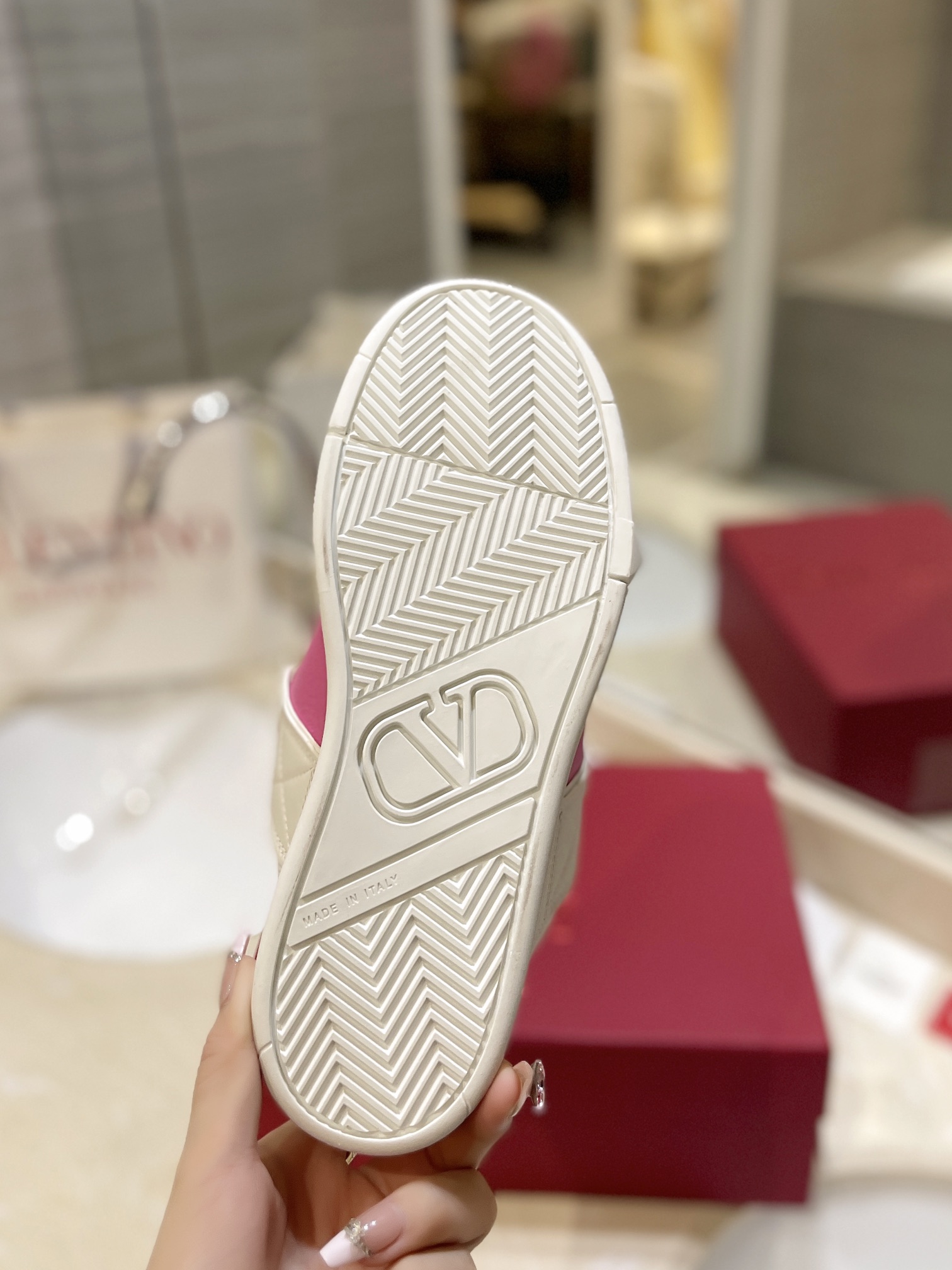 Valentino Classic Couple’s Leisure Shoes: Original Craft, High-End Product for Purchase - 图片 9