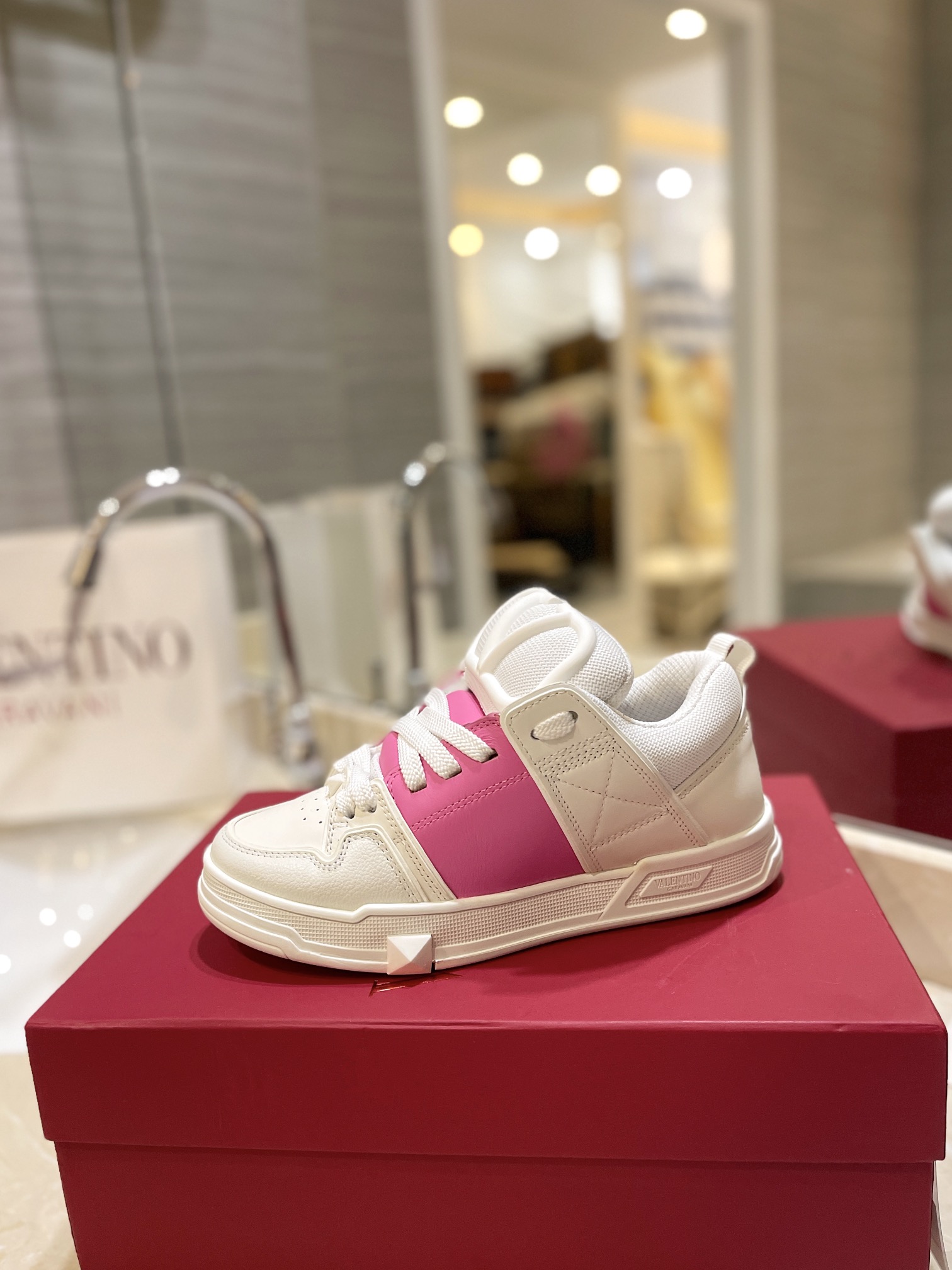 Valentino Classic Couple’s Leisure Shoes: Original Craft, High-End Product for Purchase - 图片 2