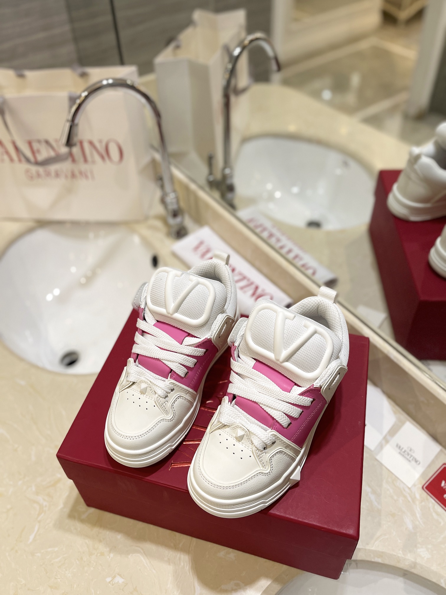 Valentino Classic Couple’s Leisure Shoes: Original Craft, High-End Product for Purchase - 图片 3