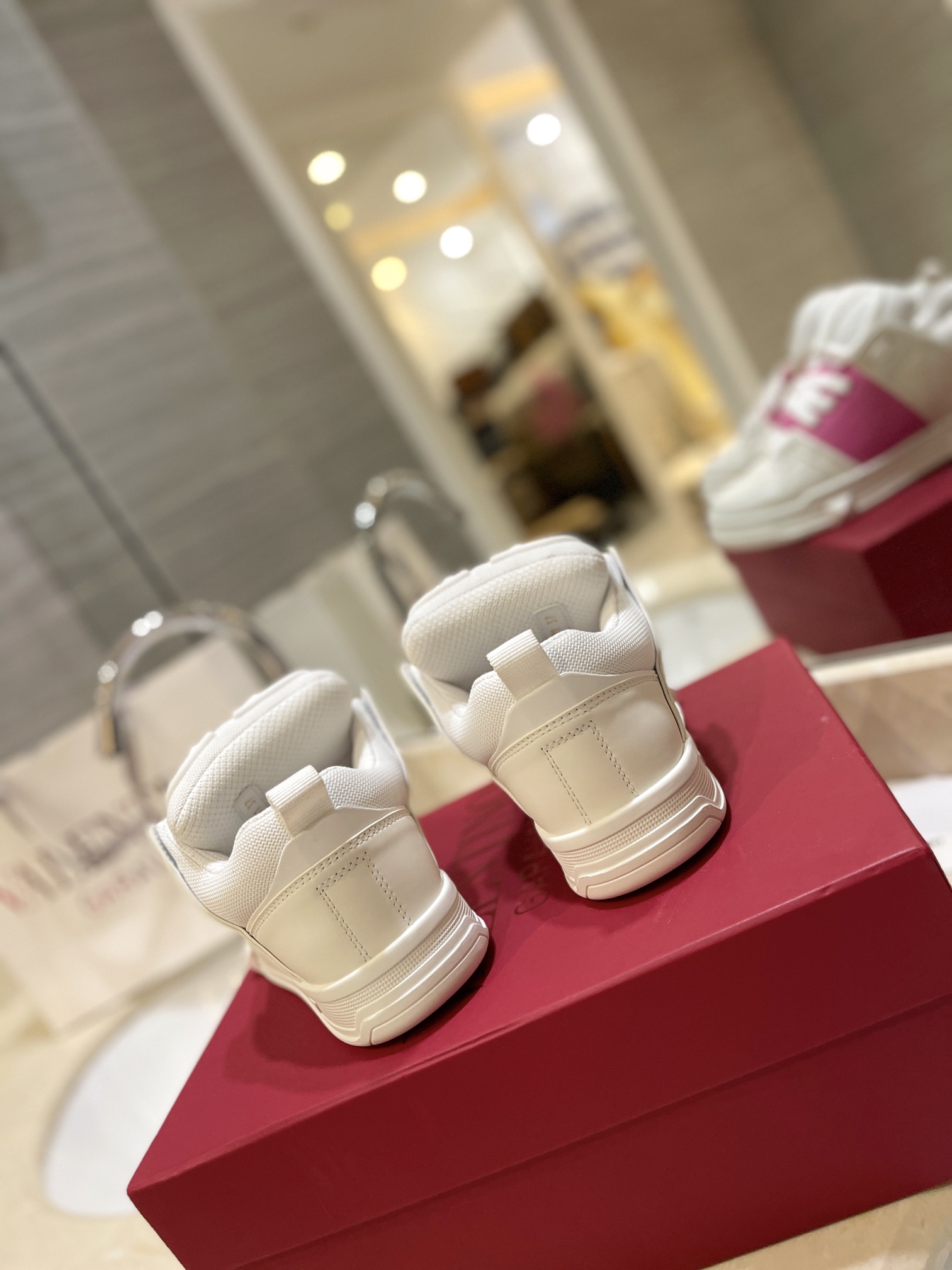 Valentino Classic Couple’s Leisure Shoes: Original Craft, High-End Product for Purchase - 图片 6