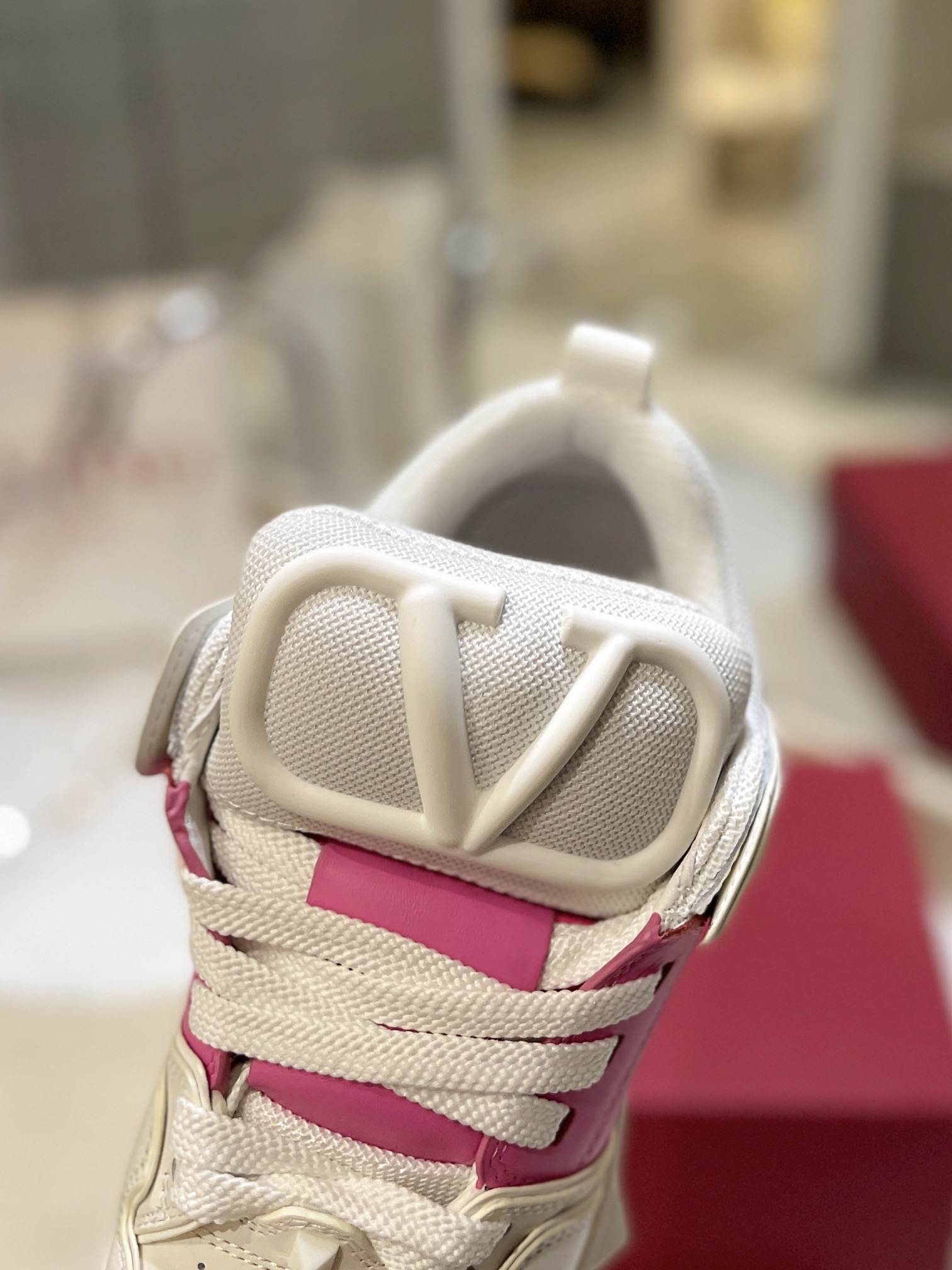 Valentino Classic Couple’s Leisure Shoes: Original Craft, High-End Product for Purchase - 图片 5