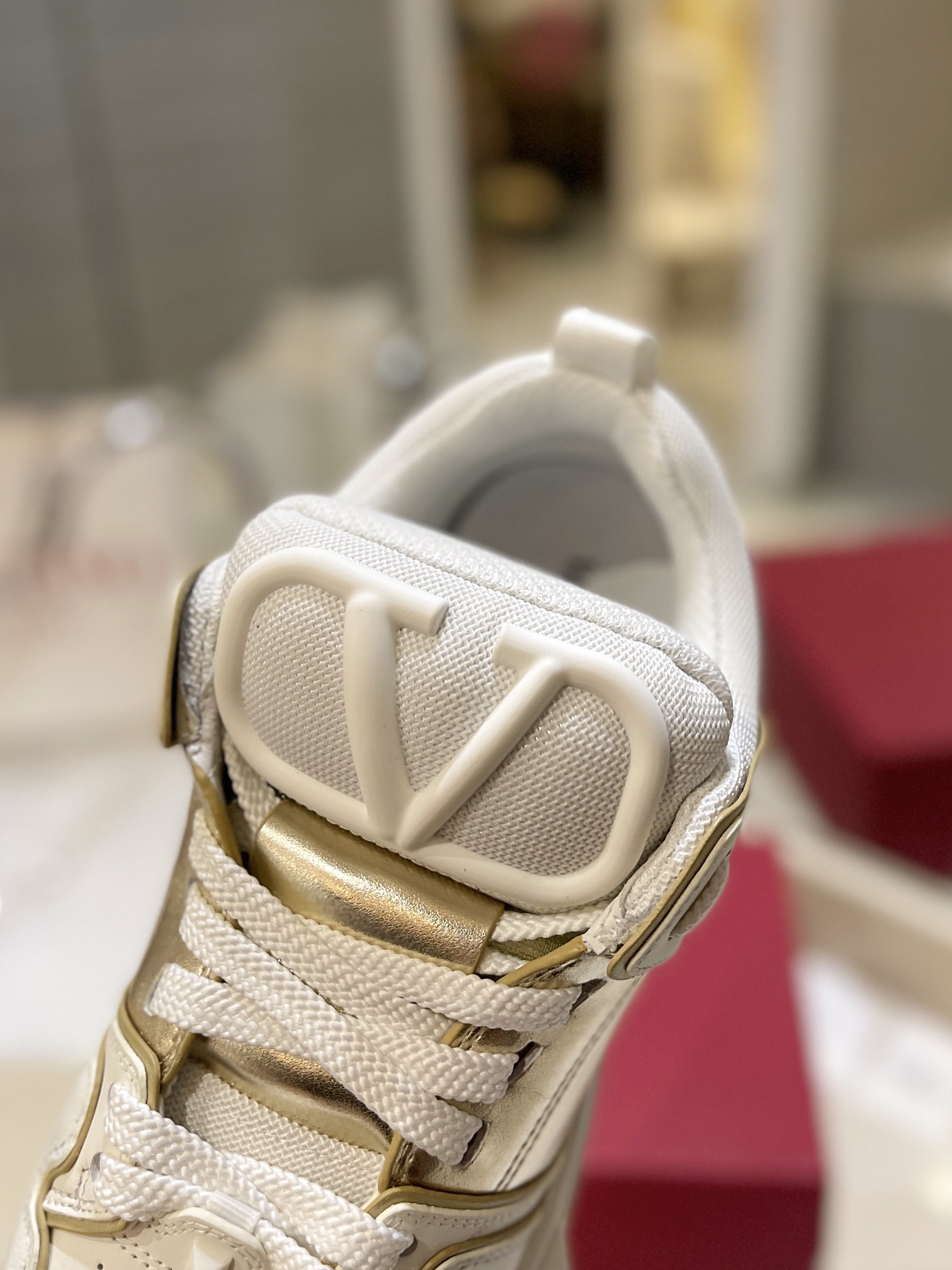 Valentino P950: Classic Couple’s Sports Leisure Shoes, High-End Craftsmanship, Colorful and Romantic Design - 图片 5